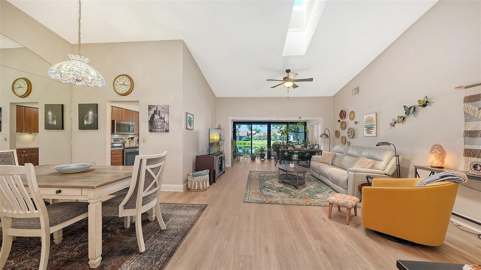 Image 3 of 58 For 6048 Wilshire Boulevard 2