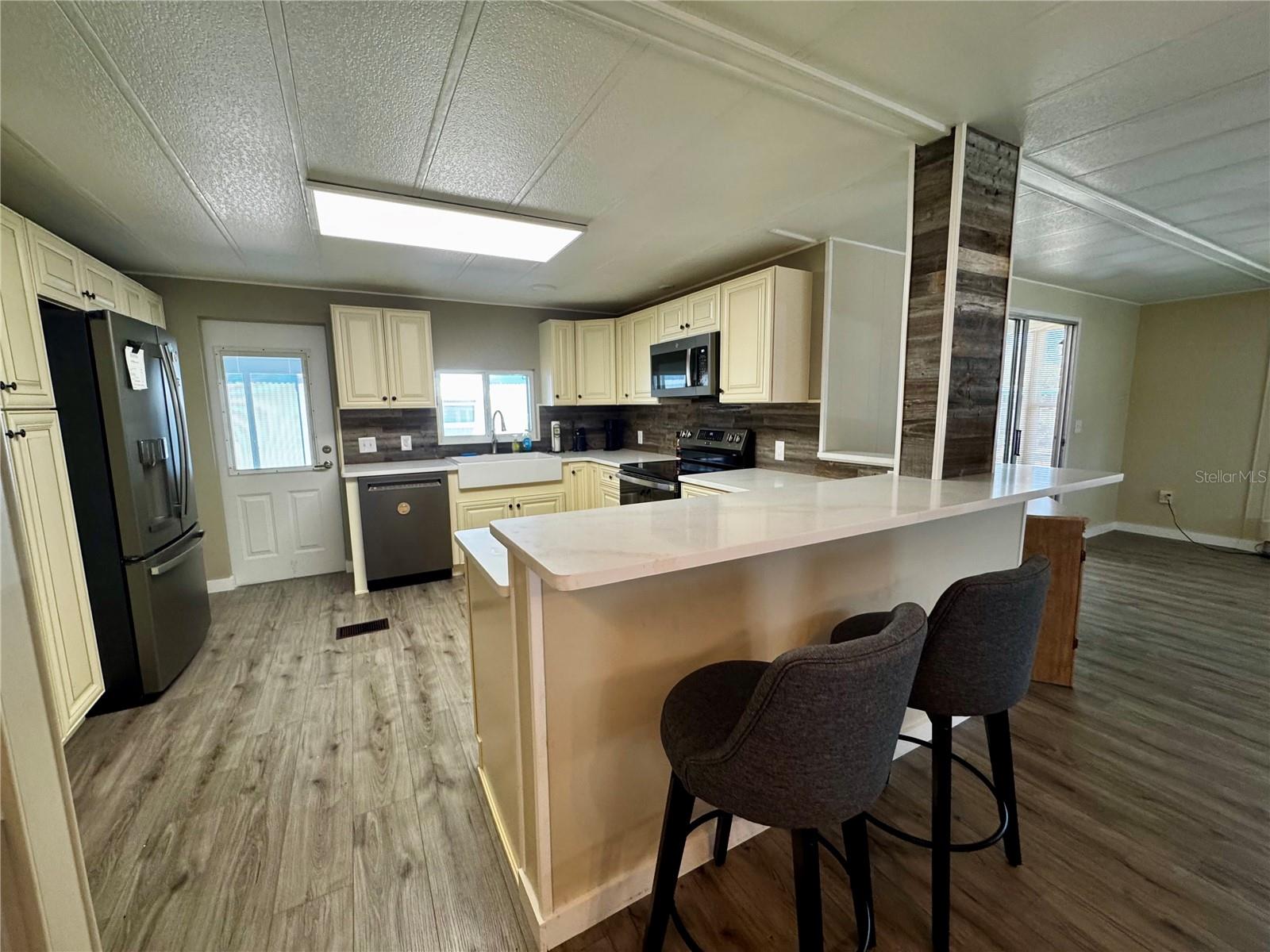 Image 10 of 40 For 5619 Bayshore Road 120