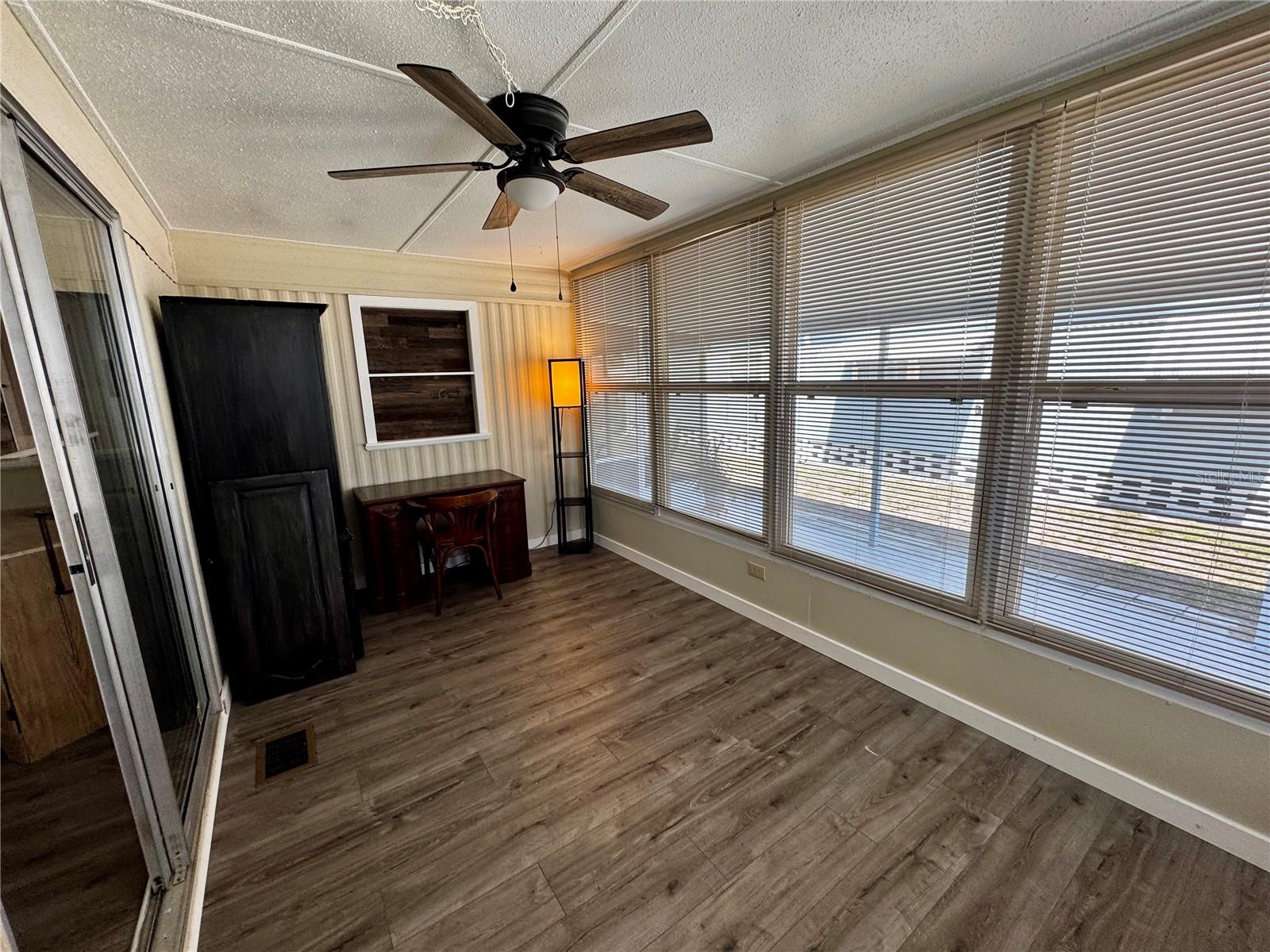 Image 14 of 40 For 5619 Bayshore Road 120