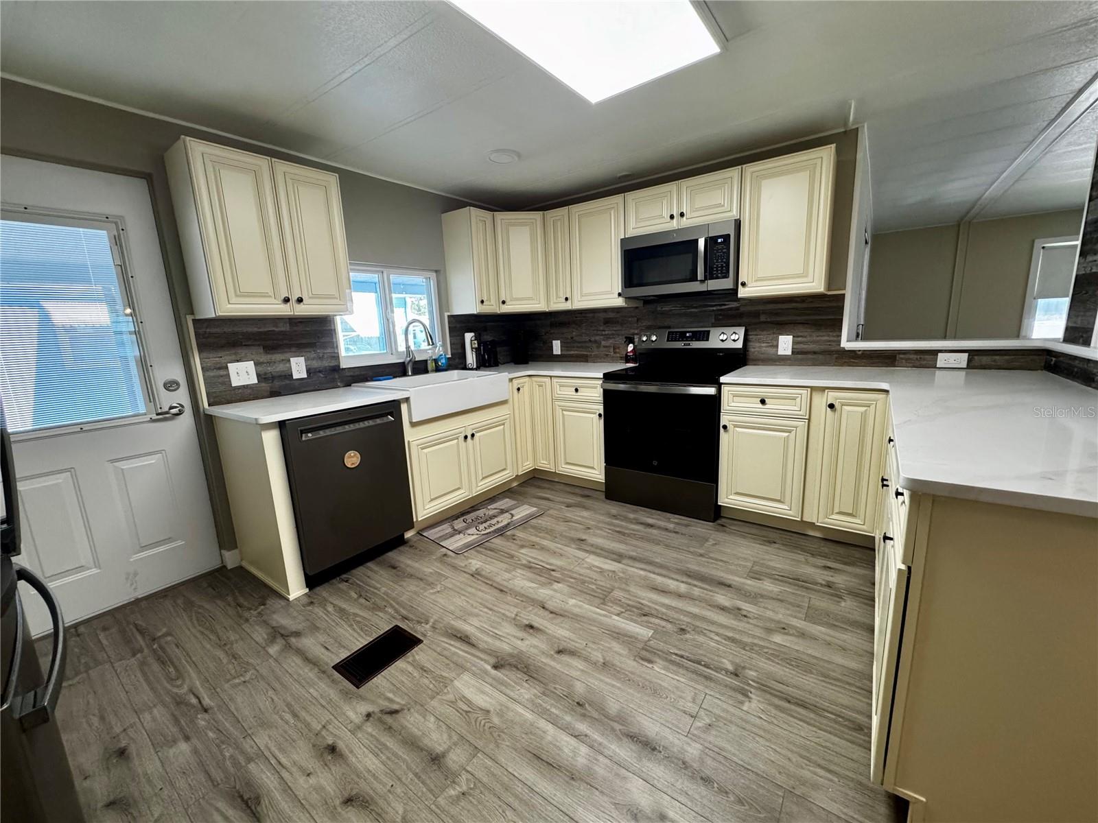 Image 3 of 40 For 5619 Bayshore Road 120