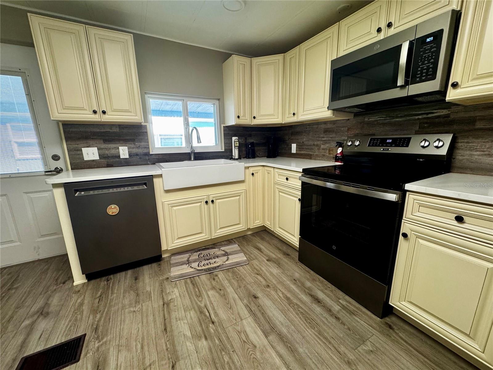 Image 8 of 40 For 5619 Bayshore Road 120