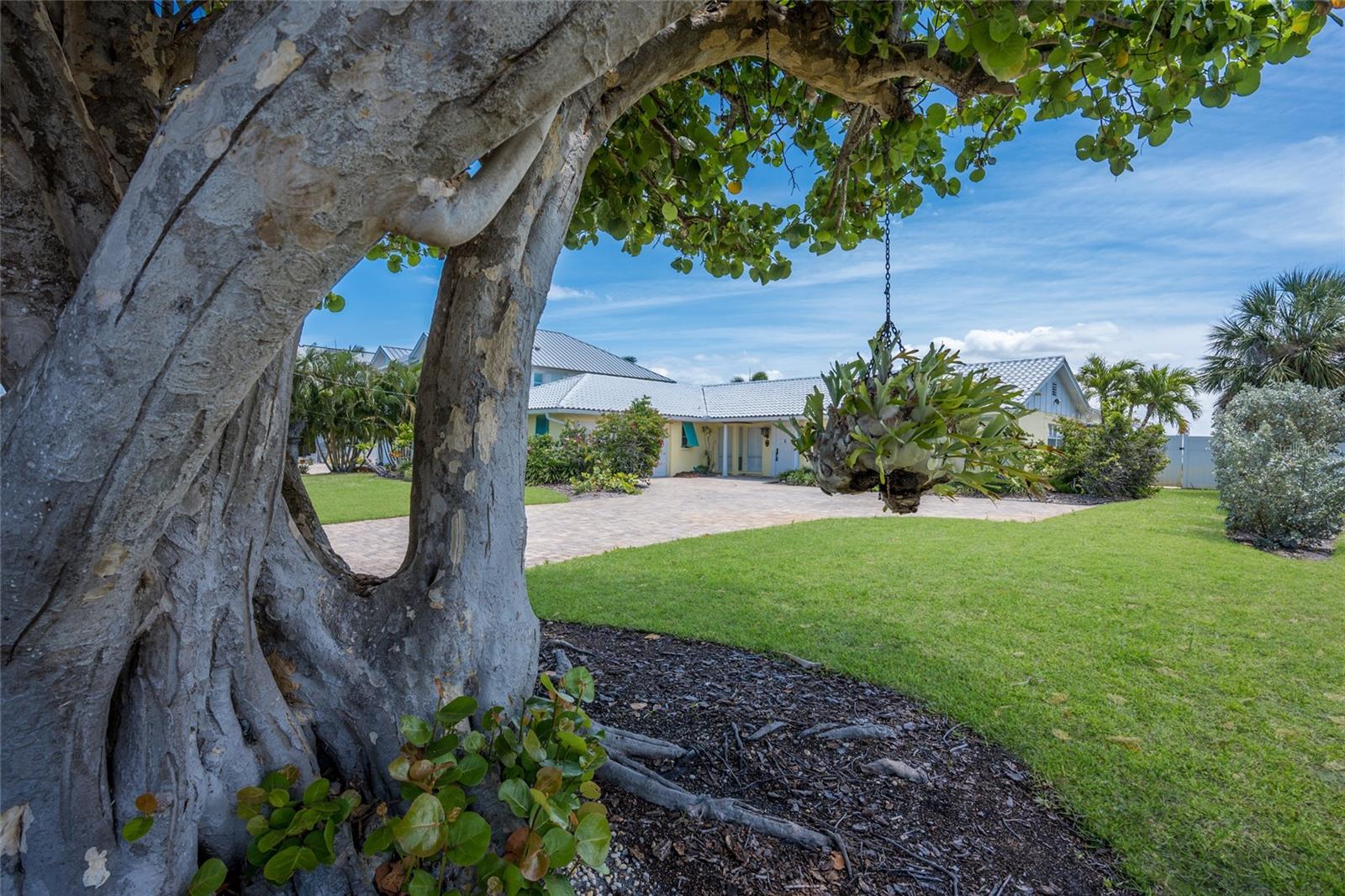 Image 12 of 27 For 633 Key Royale Drive