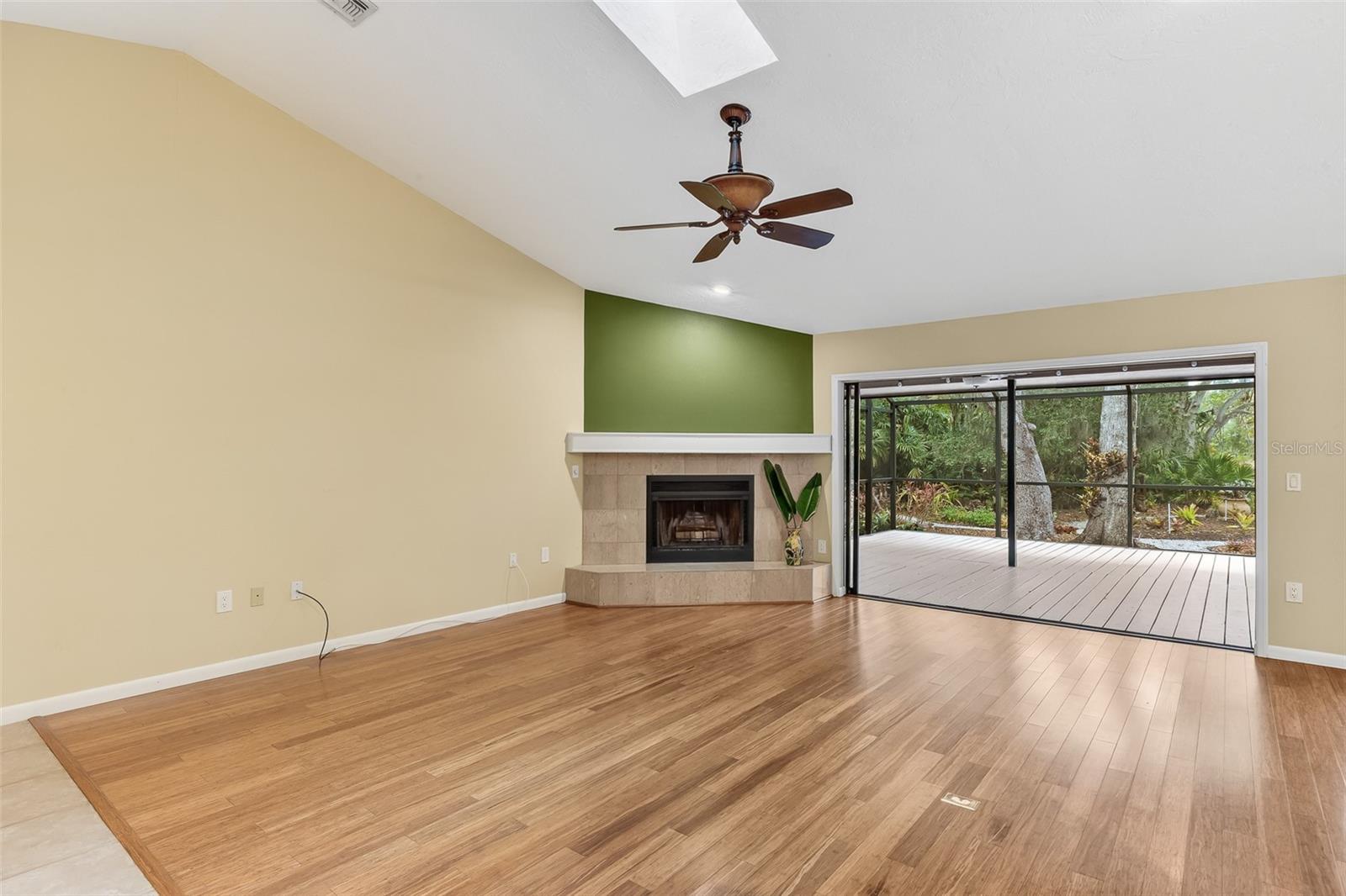 Image 8 of 34 For 4295 Woodview Drive