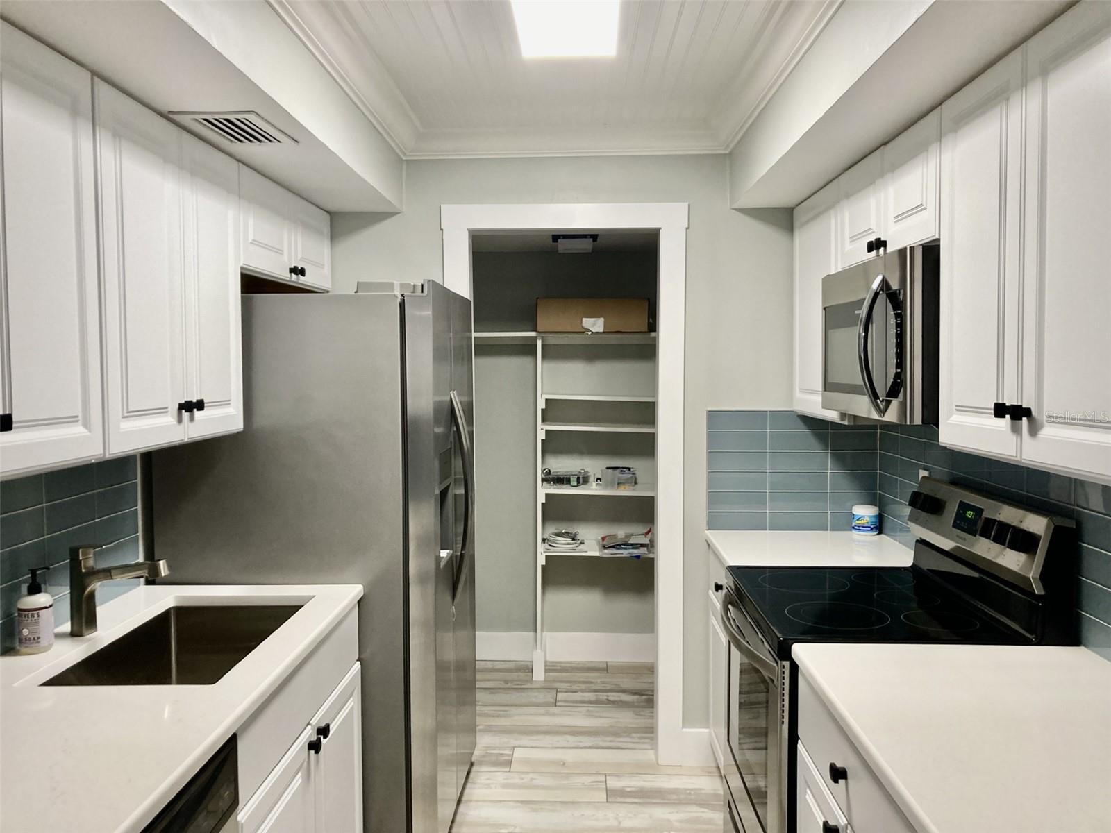 Image 8 of 20 For 6114 43rd Street W 103e