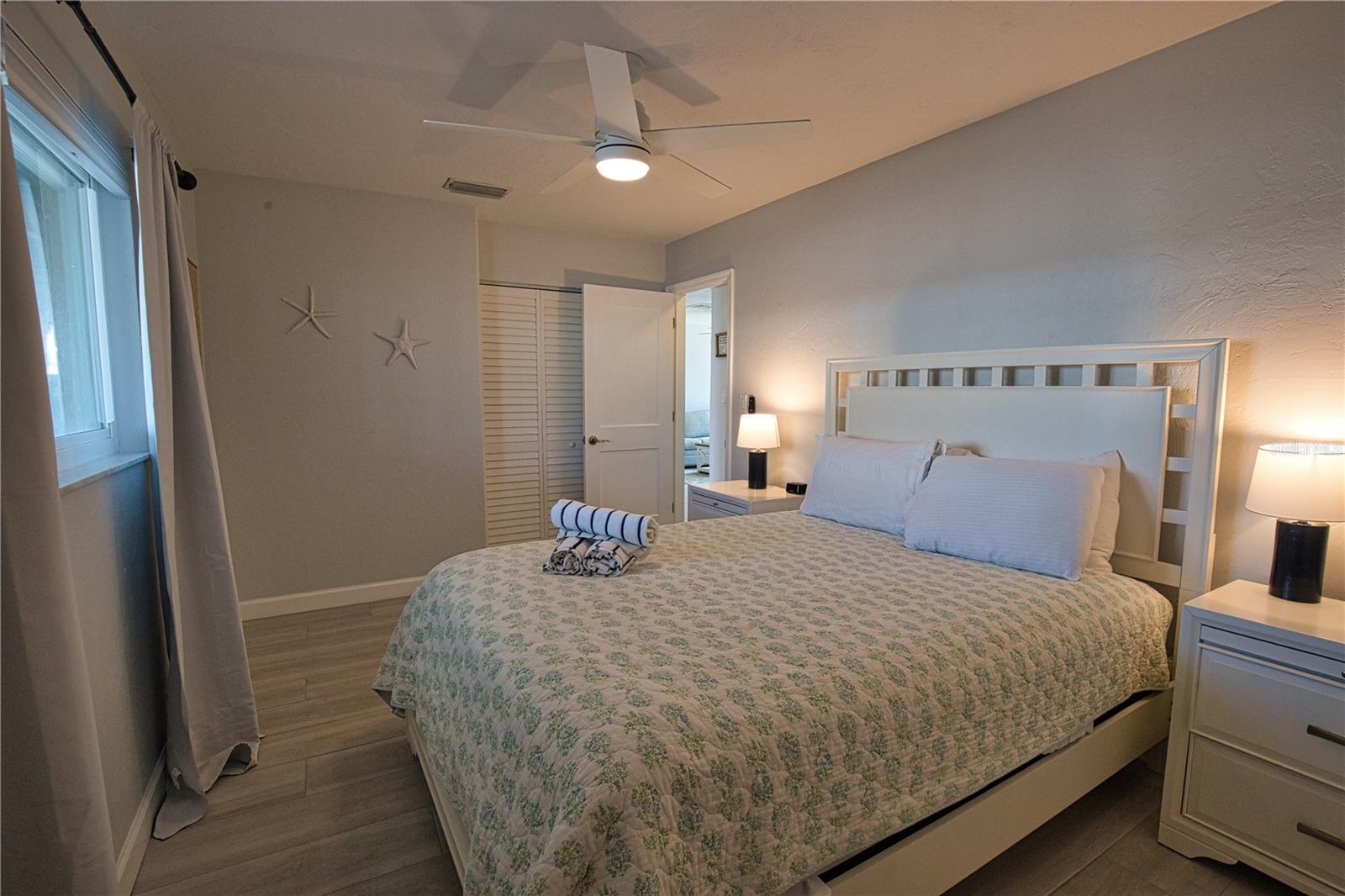 Image 11 of 47 For 5830 Midnight Pass Road  86