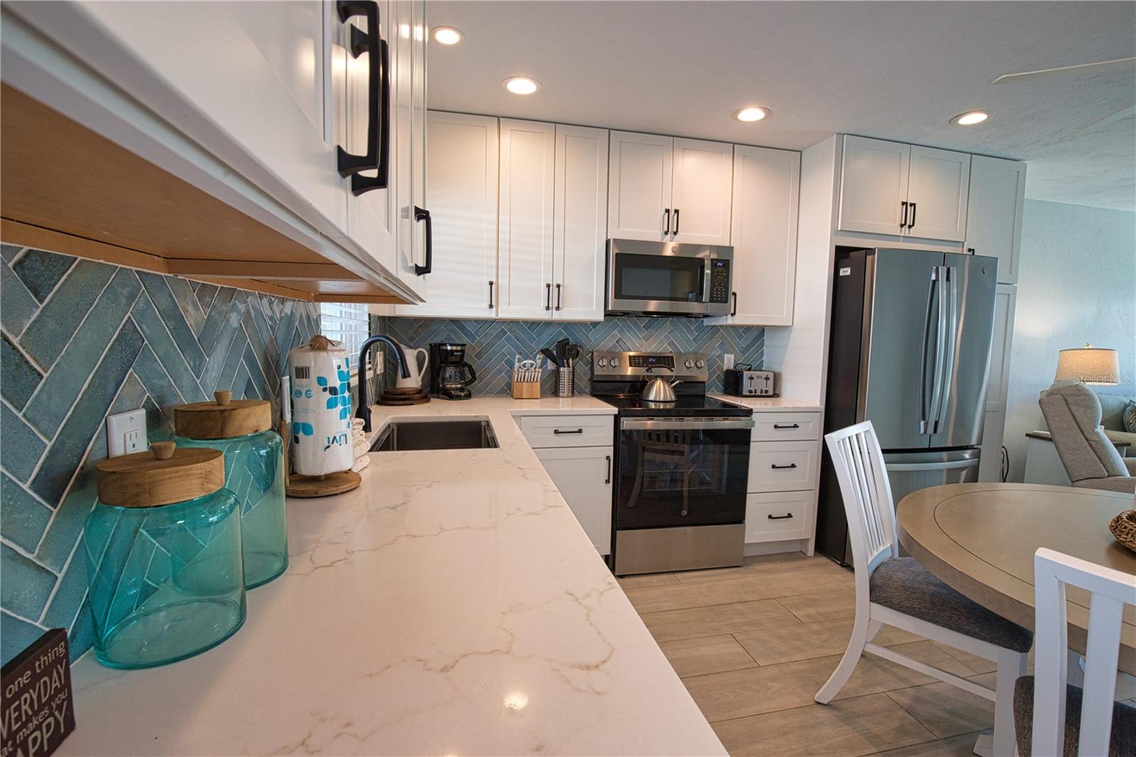 Image 13 of 47 For 5830 Midnight Pass Road  86