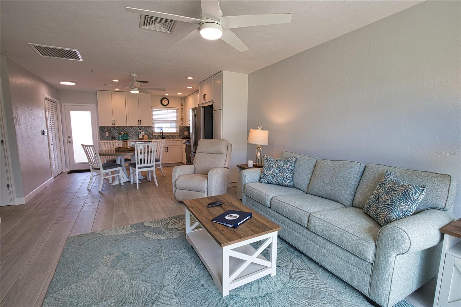 Image 18 of 47 For 5830 Midnight Pass Road  86