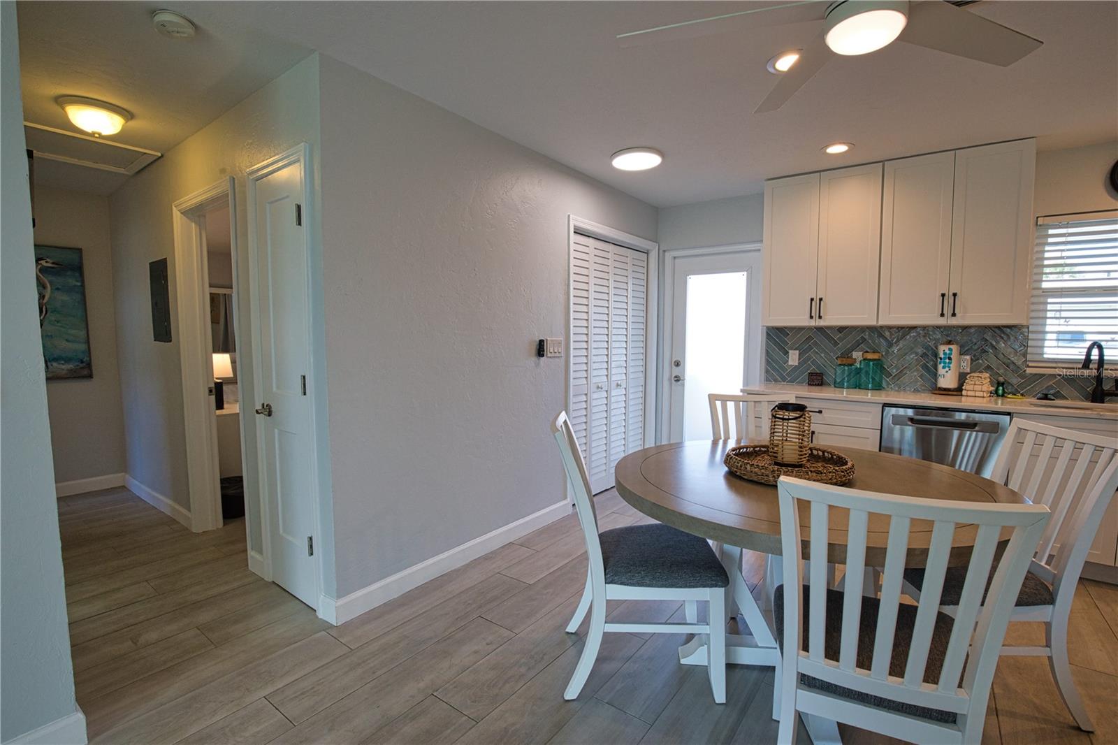 Image 22 of 47 For 5830 Midnight Pass Road  86