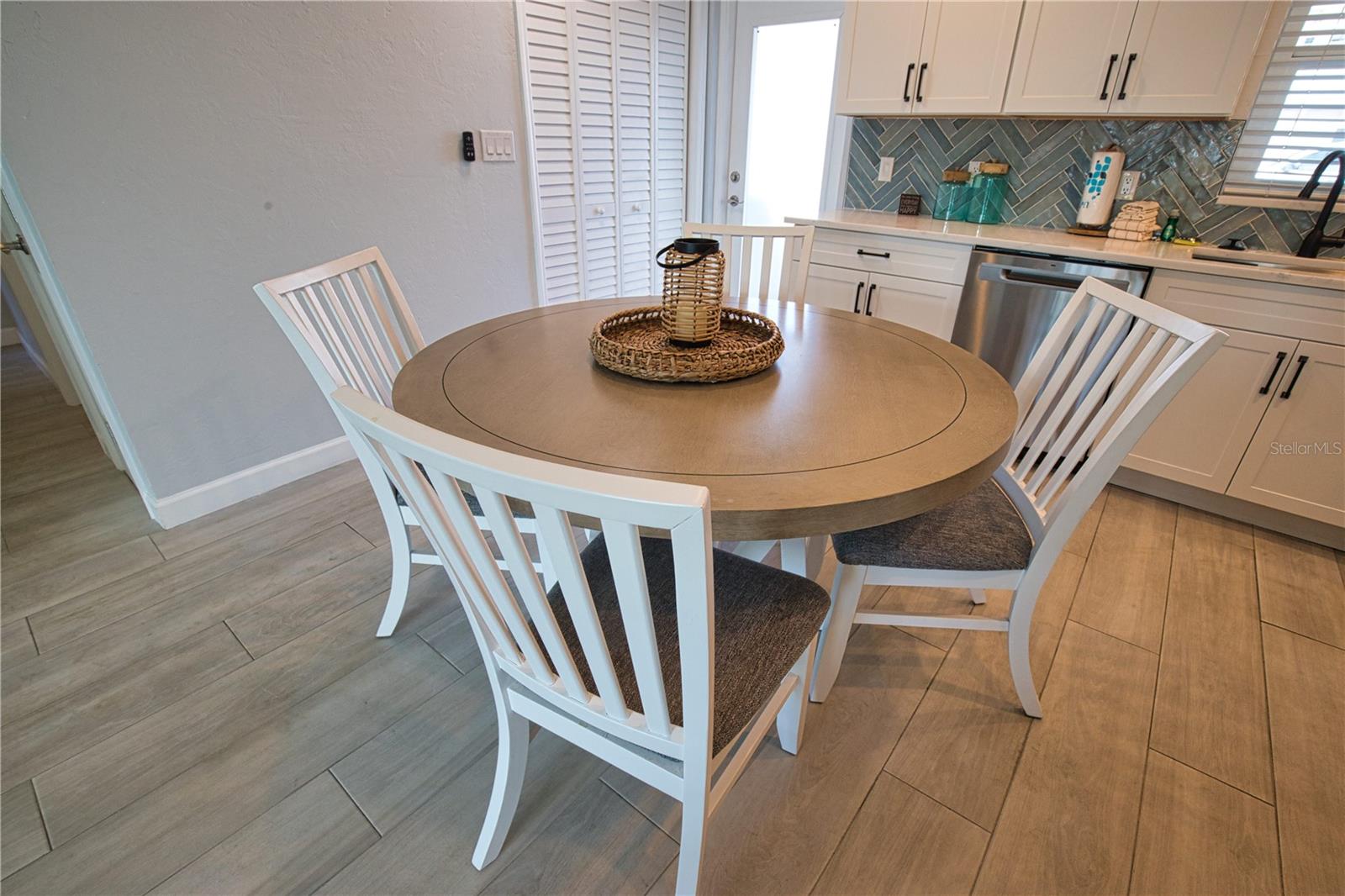 Image 24 of 47 For 5830 Midnight Pass Road  86