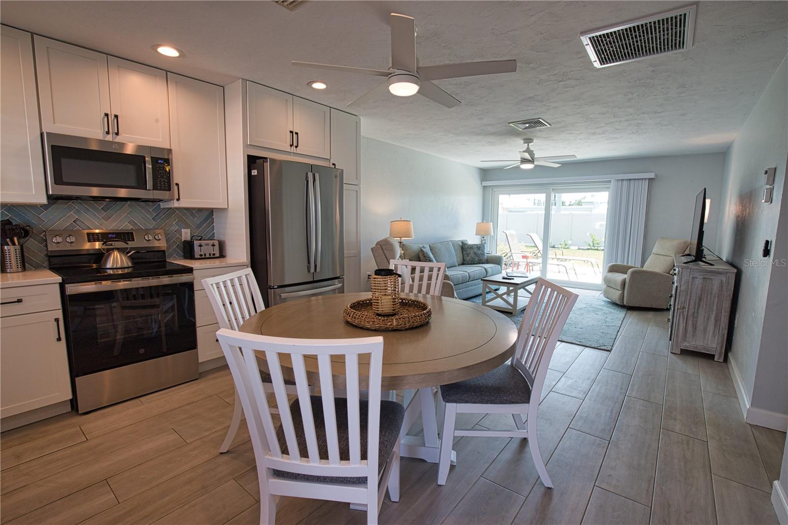 Image 25 of 47 For 5830 Midnight Pass Road  86