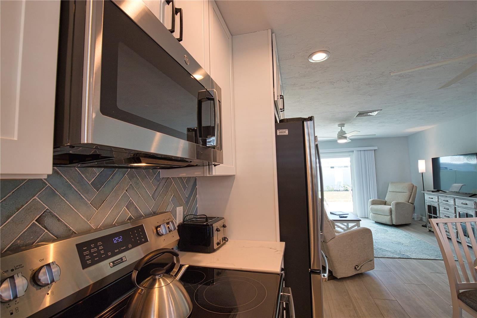 Image 26 of 47 For 5830 Midnight Pass Road  86