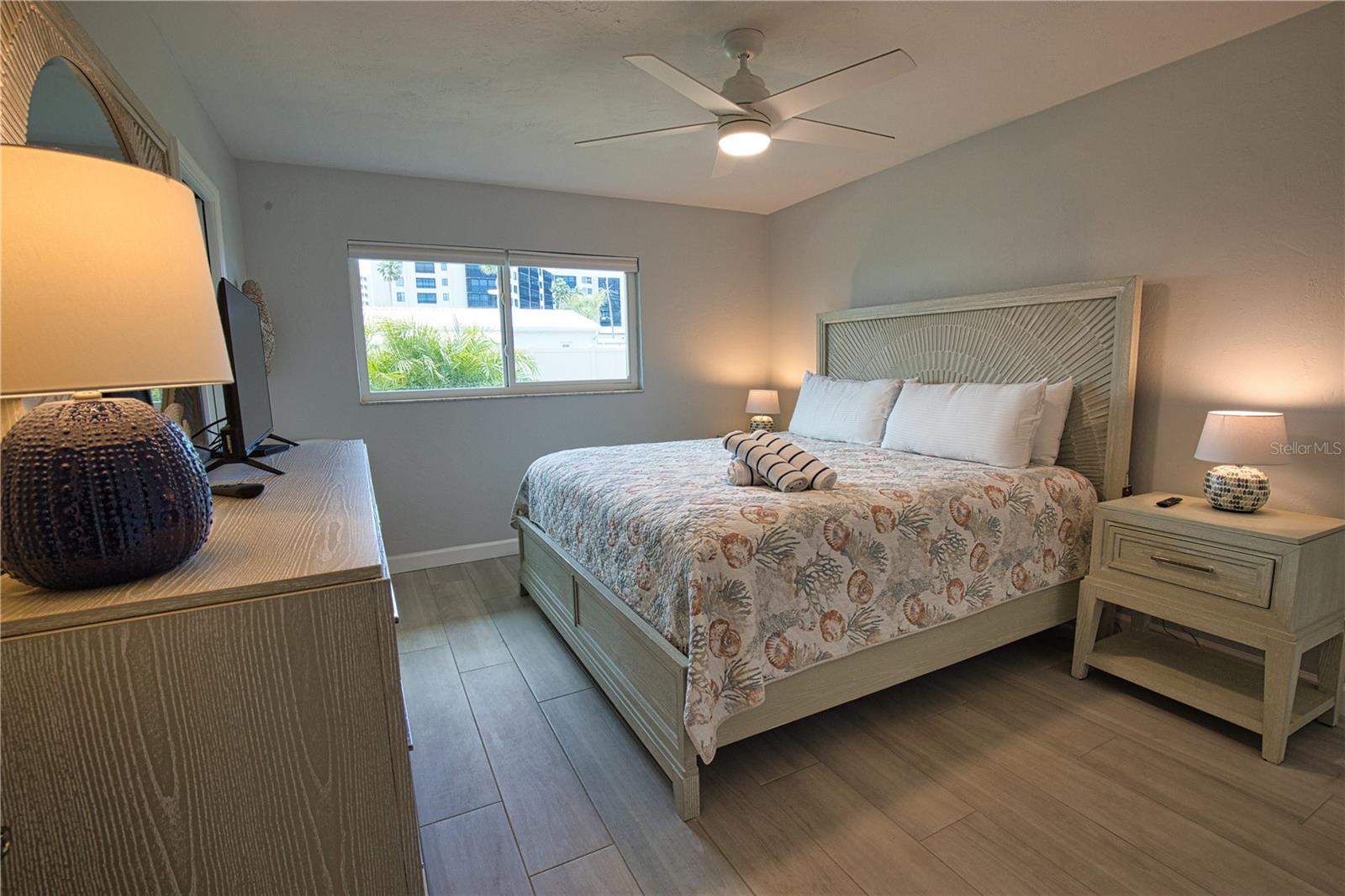 Image 30 of 47 For 5830 Midnight Pass Road  86