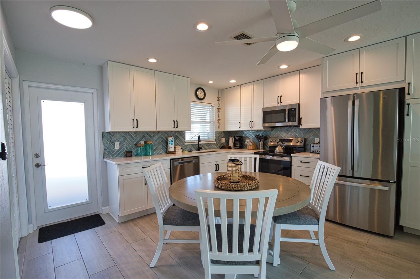 Image 31 of 47 For 5830 Midnight Pass Road  86