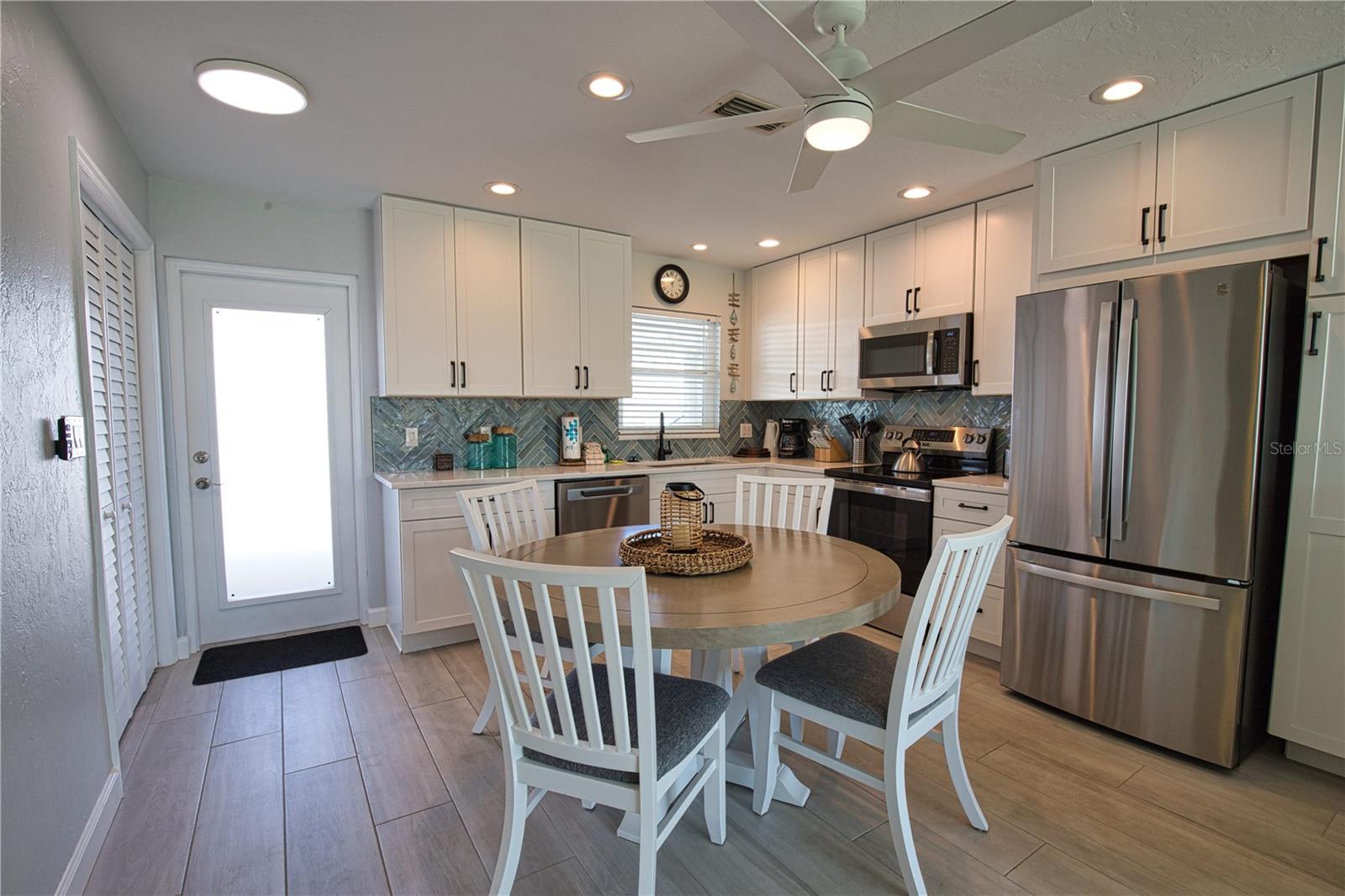 Image 6 of 47 For 5830 Midnight Pass Road  86