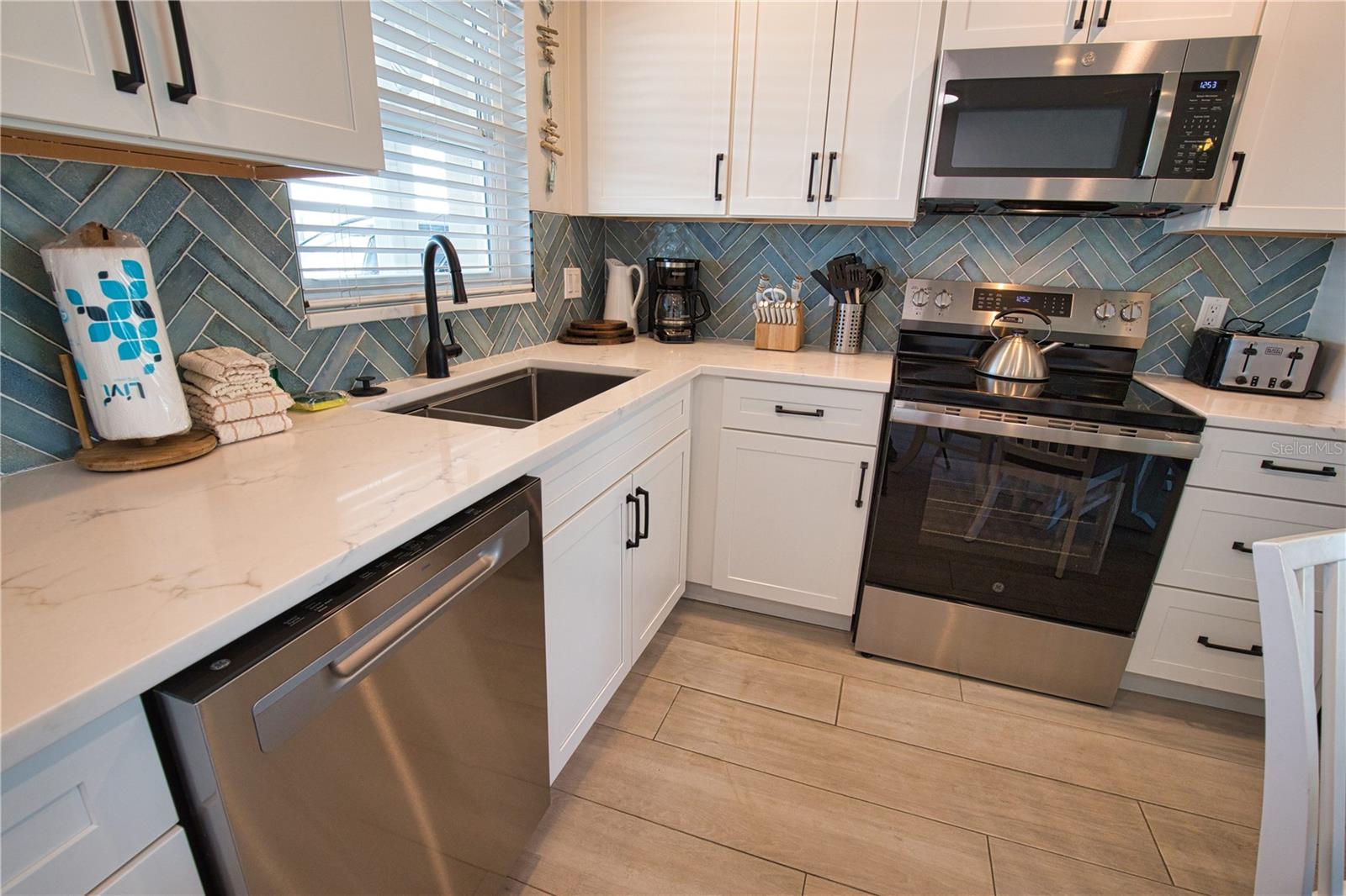 Image 7 of 47 For 5830 Midnight Pass Road  86