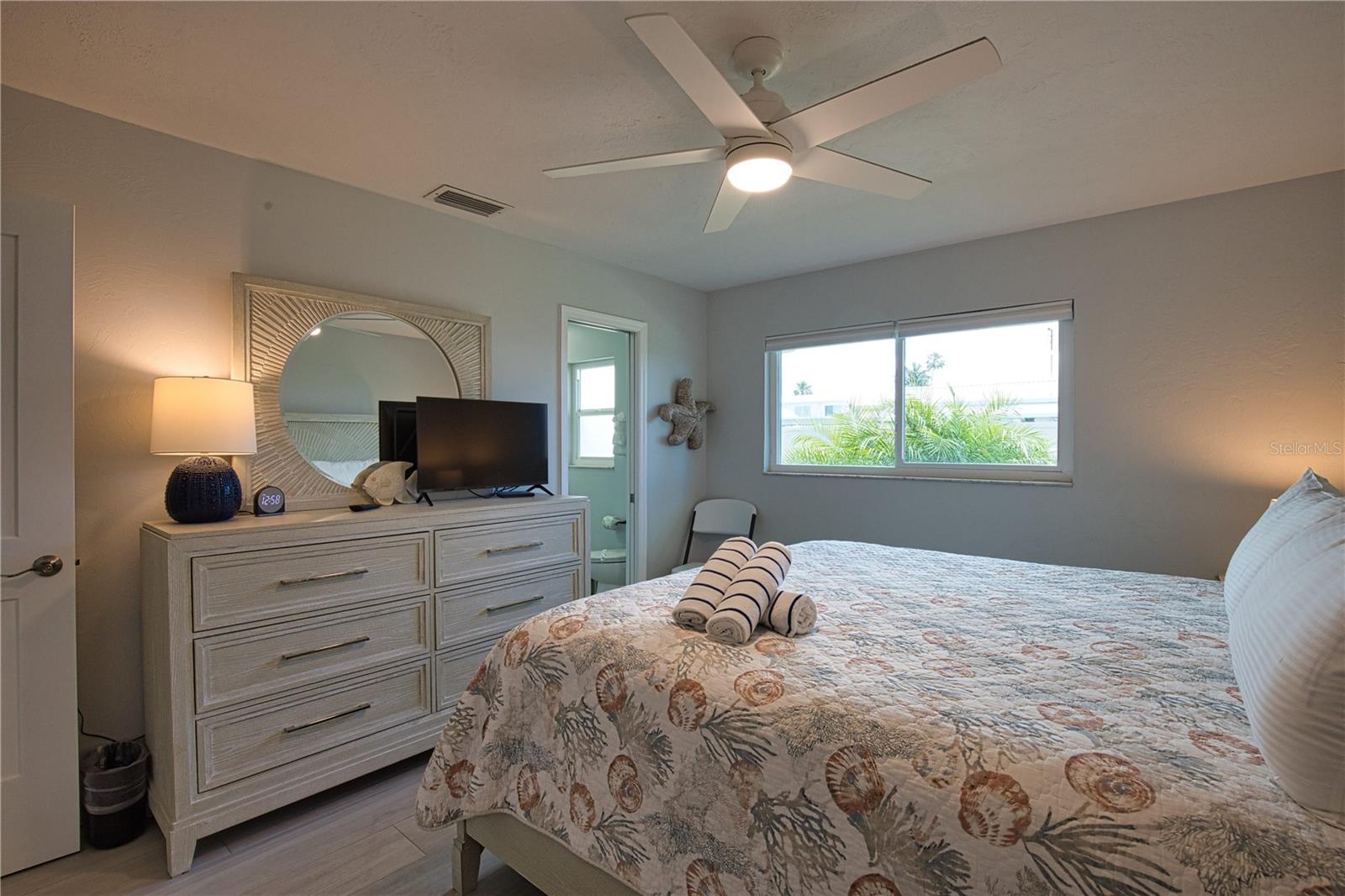 Image 8 of 47 For 5830 Midnight Pass Road  86