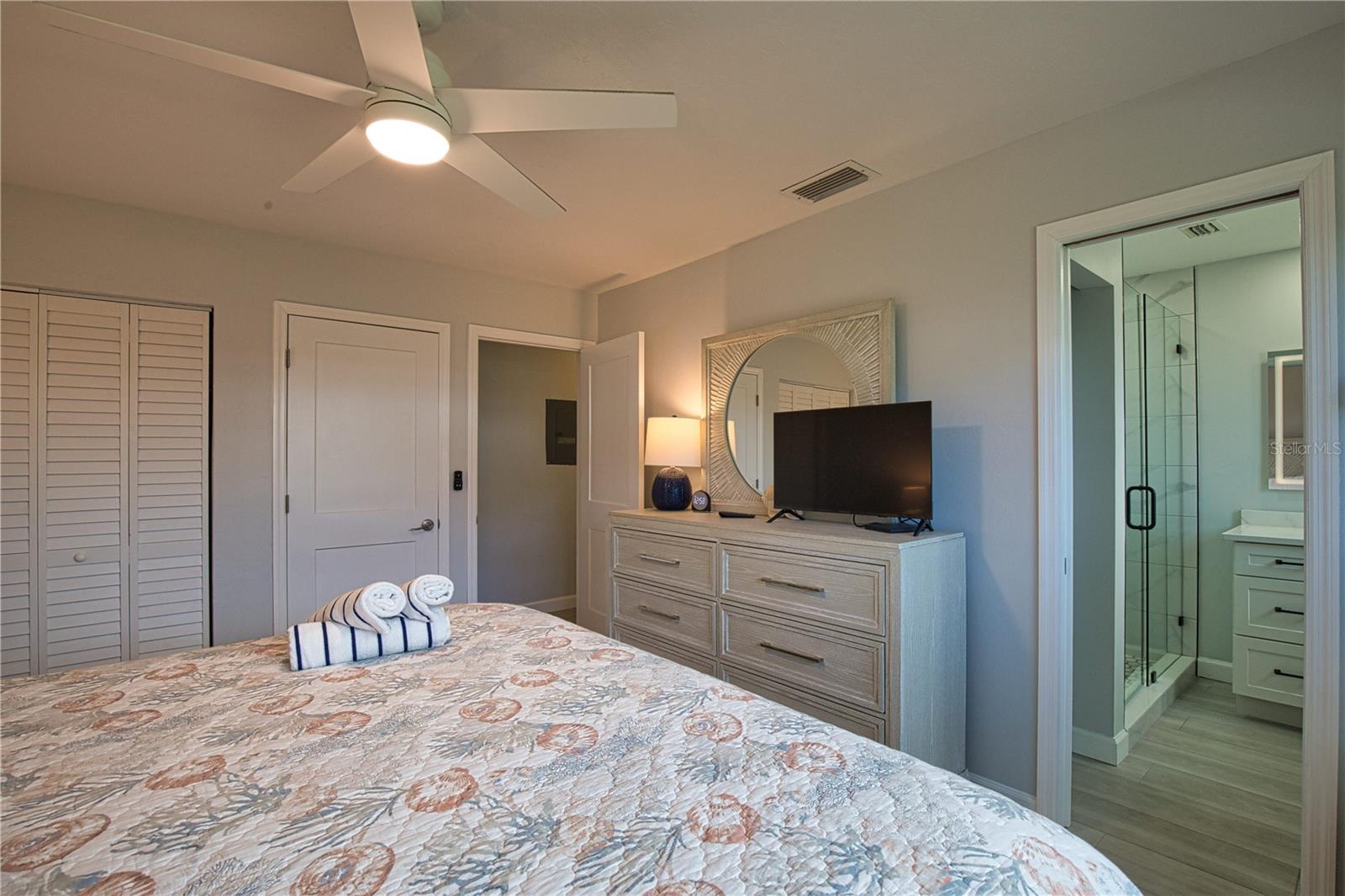 Image 9 of 47 For 5830 Midnight Pass Road  86