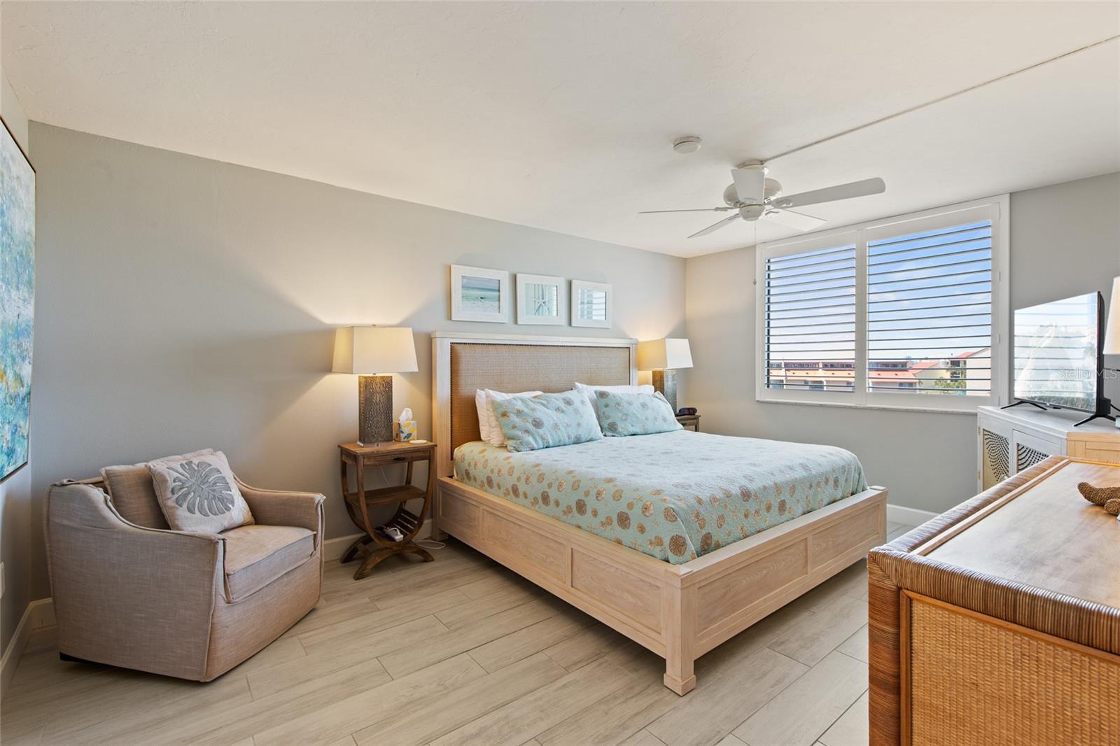 Image 26 of 69 For 6266 Midnight Pass Road 404