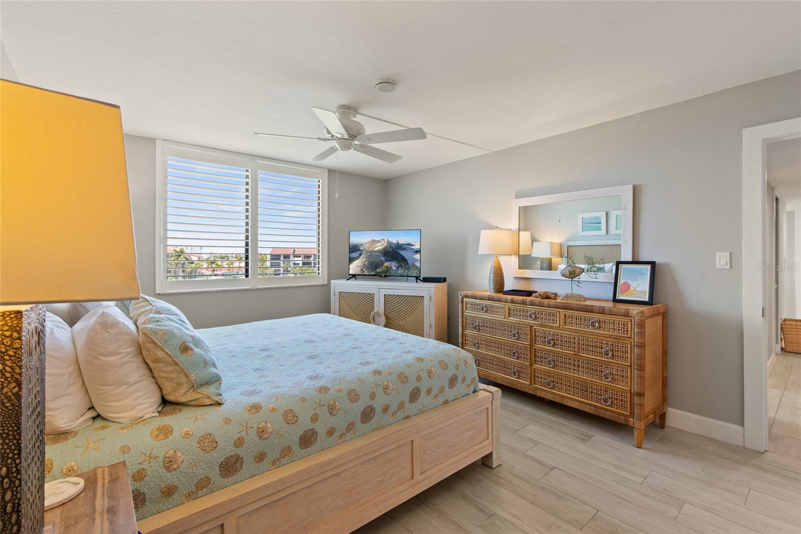 Image 27 of 69 For 6266 Midnight Pass Road 404