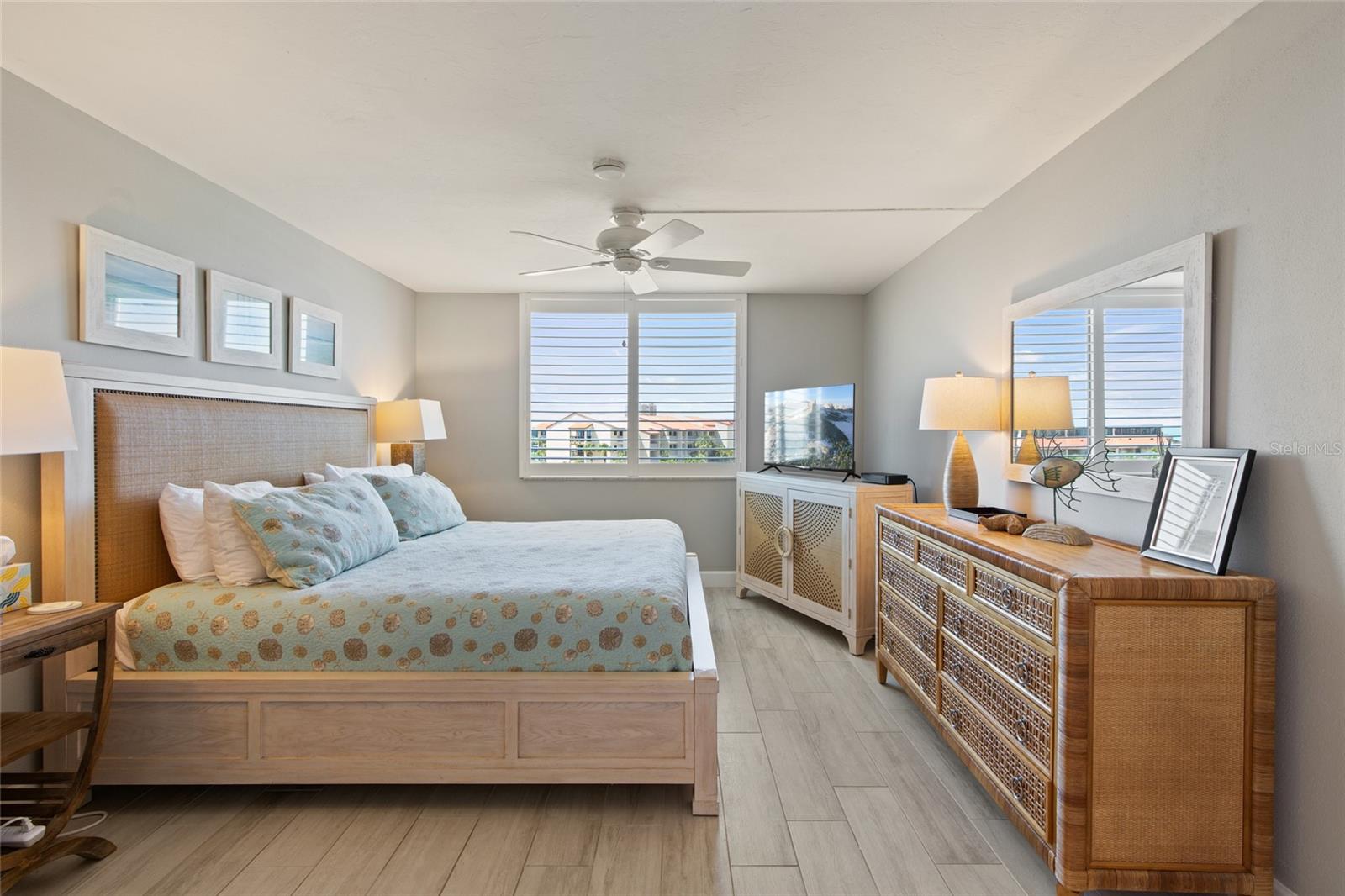 Image 28 of 69 For 6266 Midnight Pass Road 404