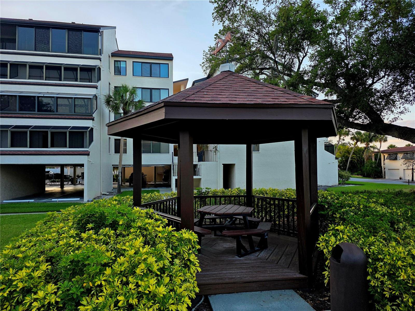 Image 56 of 69 For 6266 Midnight Pass Road 404