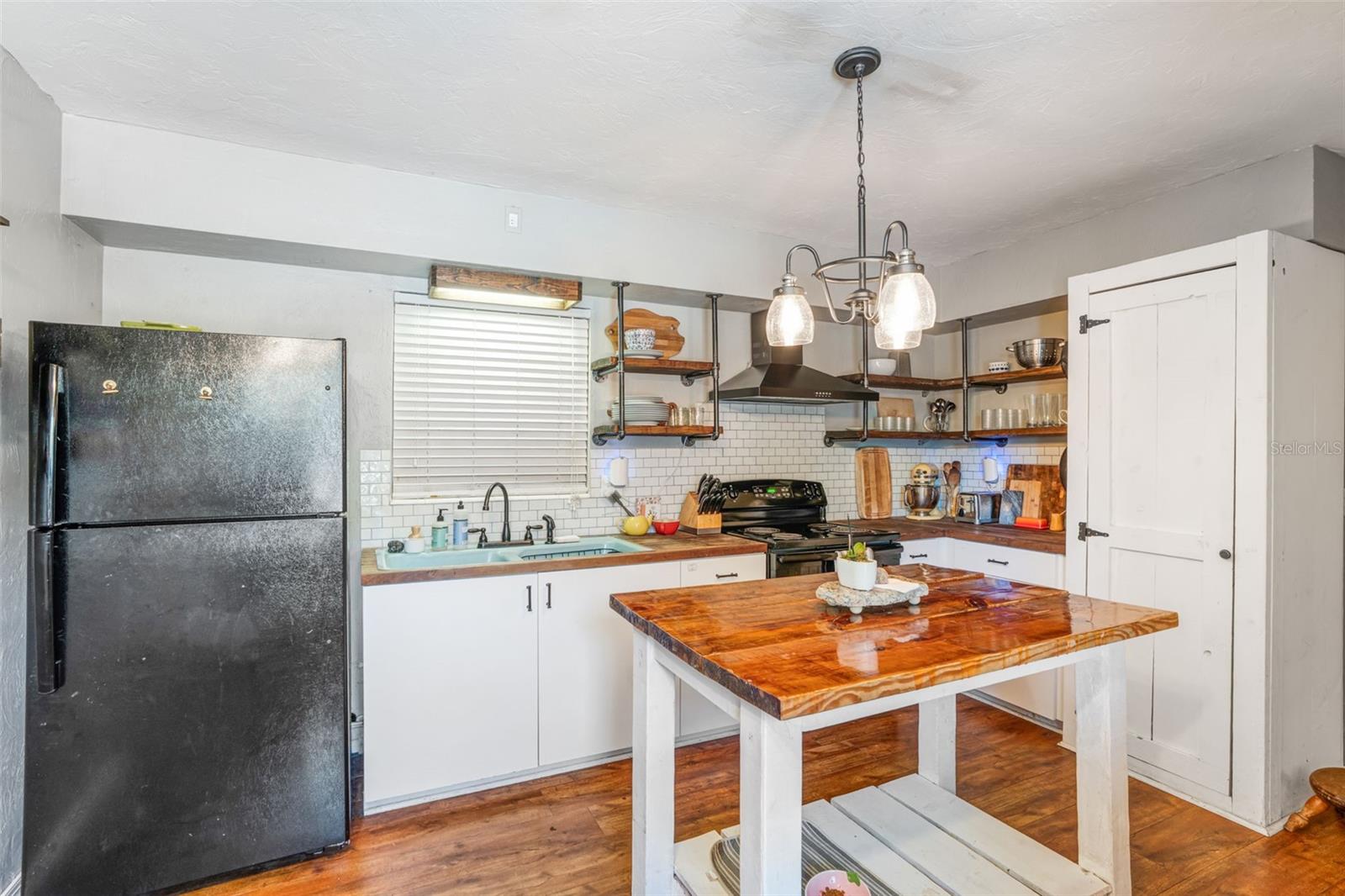 Image 14 of 41 For 4060 Webber Street