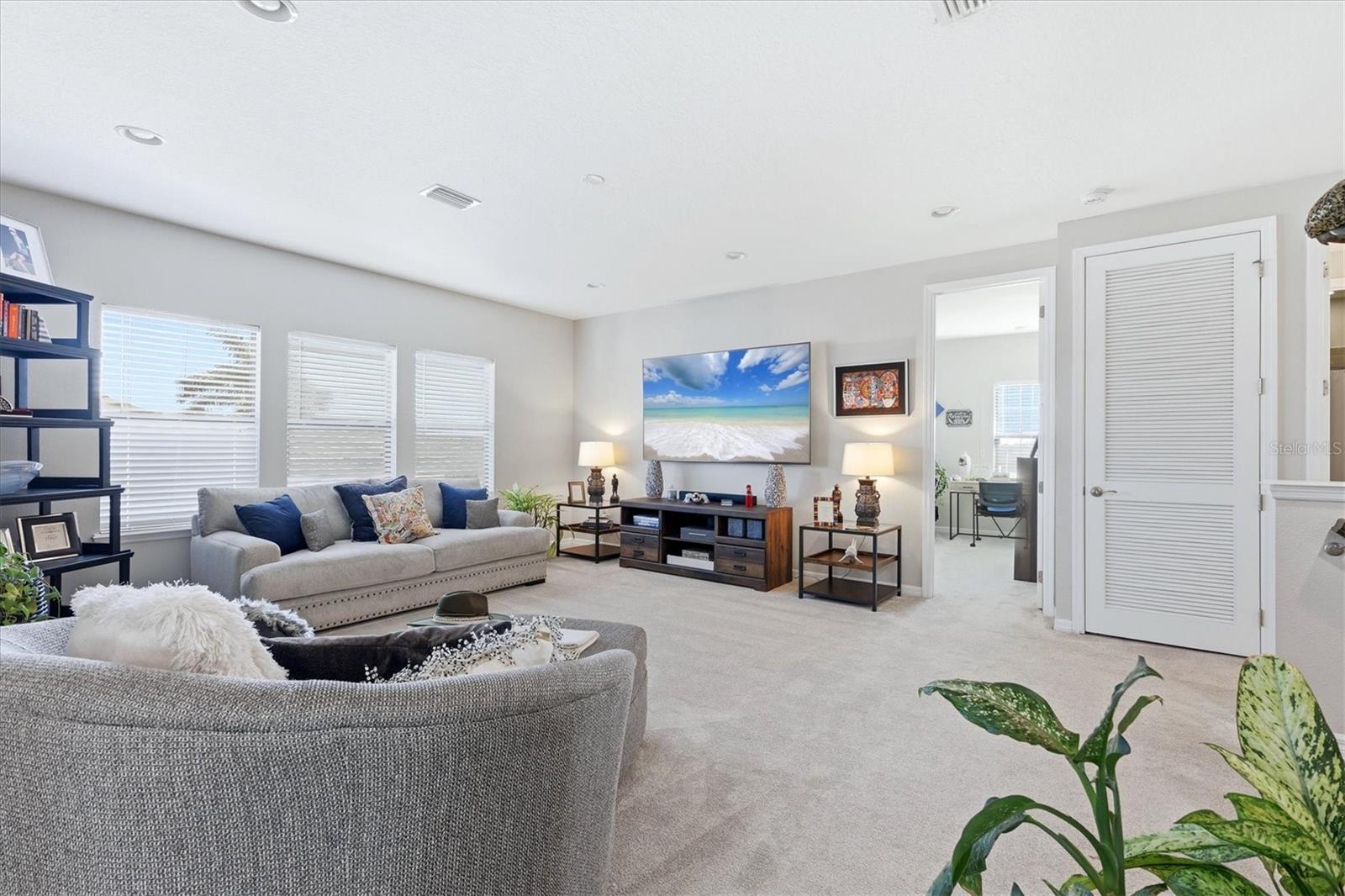 Image 24 of 60 For 5407 Title Row Drive