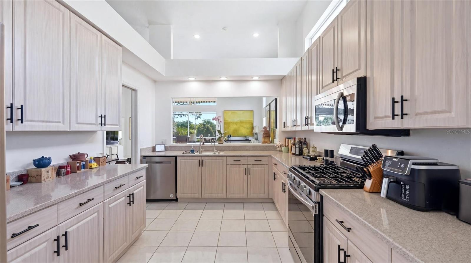 Image 14 of 73 For 8009 Hampton Court