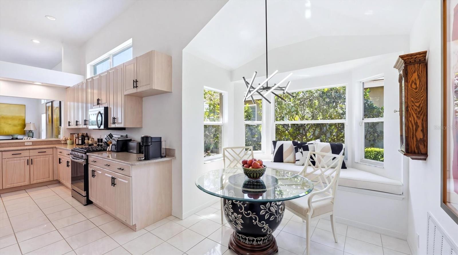 Image 16 of 73 For 8009 Hampton Court