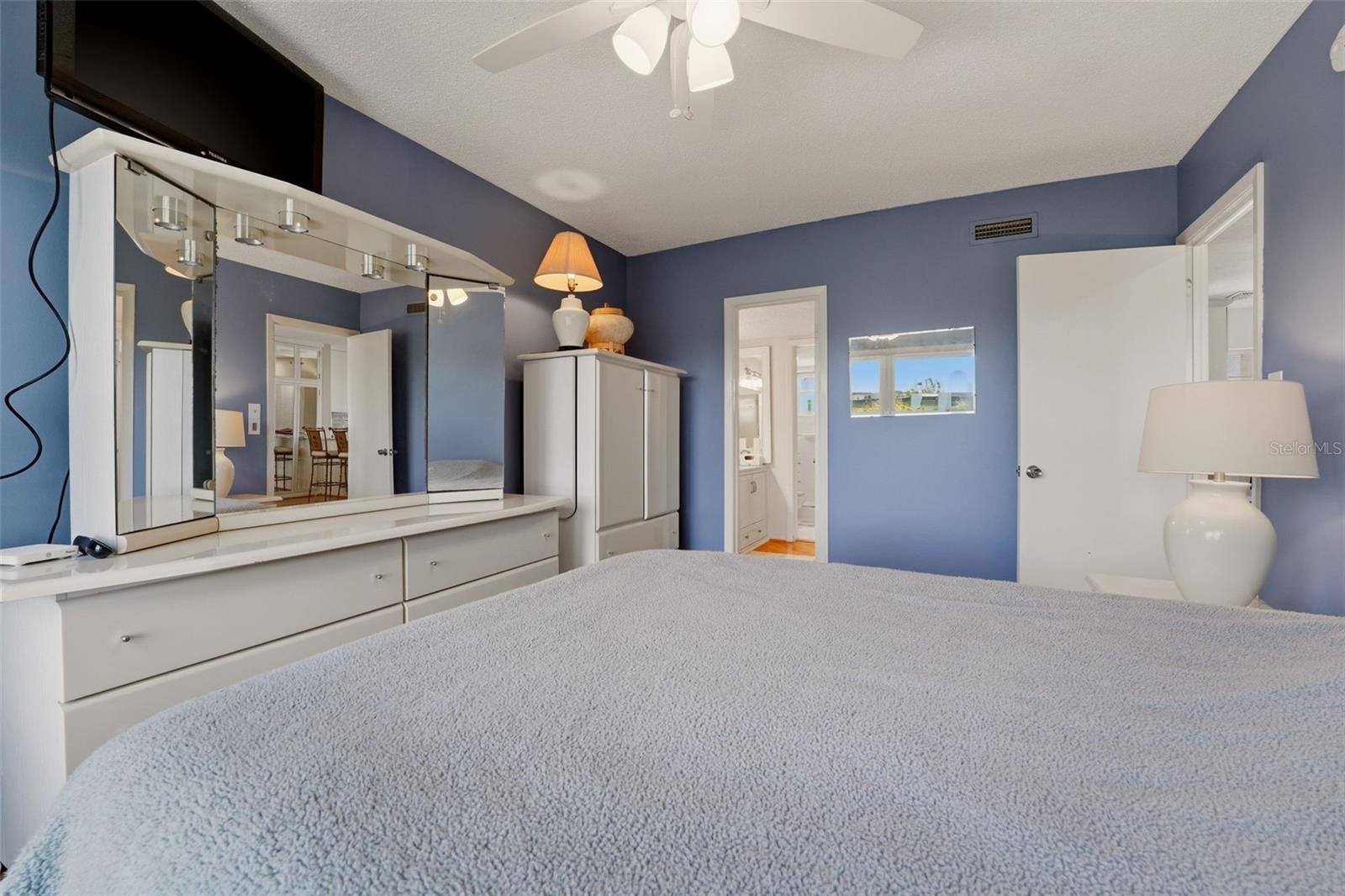 Image 13 of 33 For 4400 Exeter Drive 305