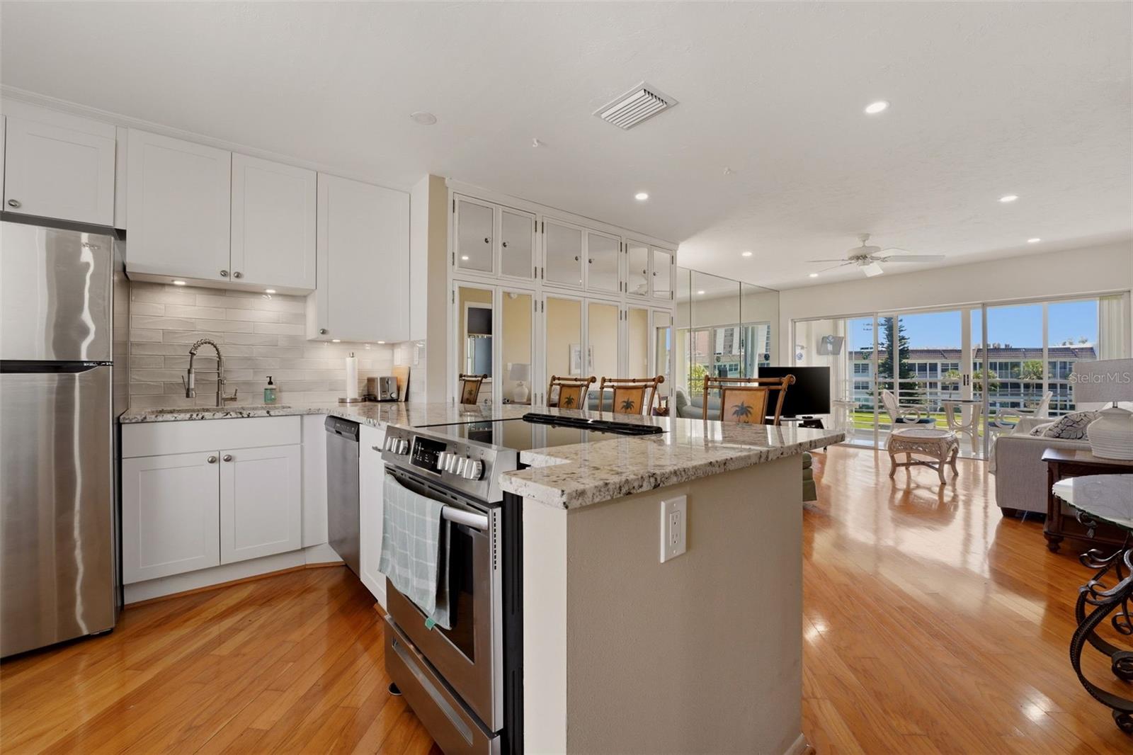 Image 4 of 33 For 4400 Exeter Drive 305