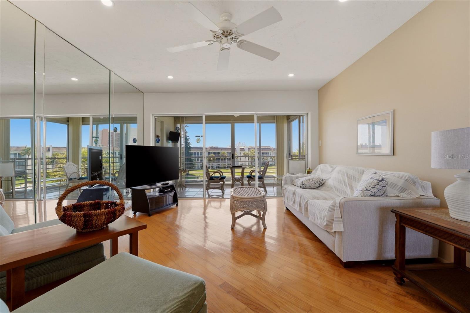 Image 6 of 33 For 4400 Exeter Drive 305