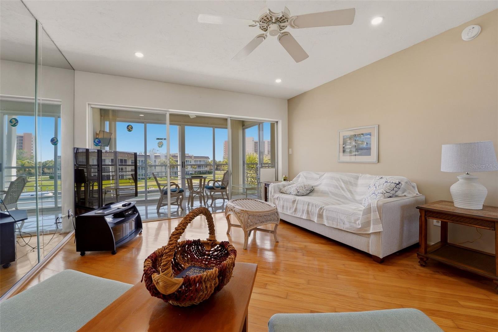 Image 7 of 33 For 4400 Exeter Drive 305