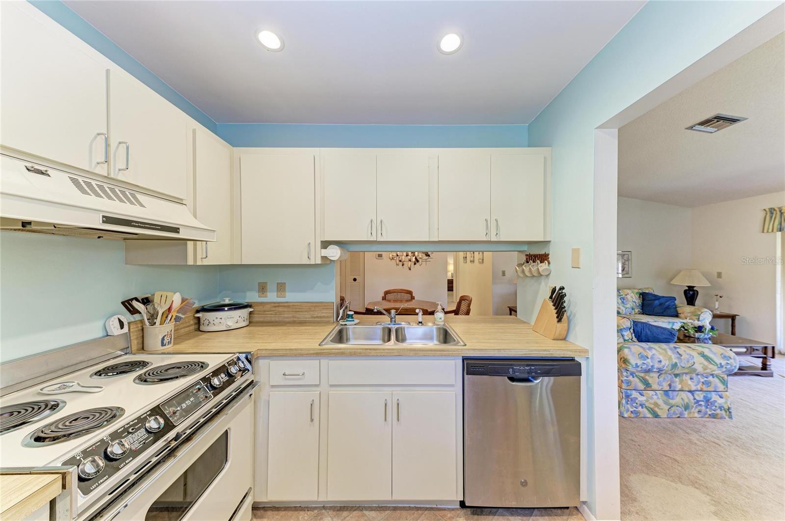 Image 11 of 32 For 5685 Gardens Drive 5685