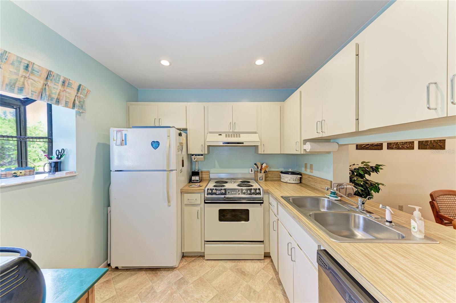 Image 9 of 32 For 5685 Gardens Drive 5685