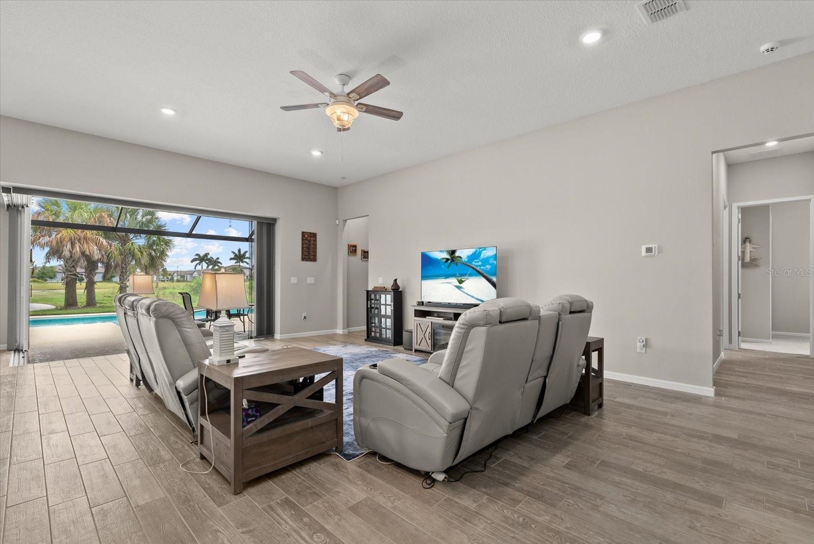 Listing photo id 10 for 8510 Coastal Palms Glen