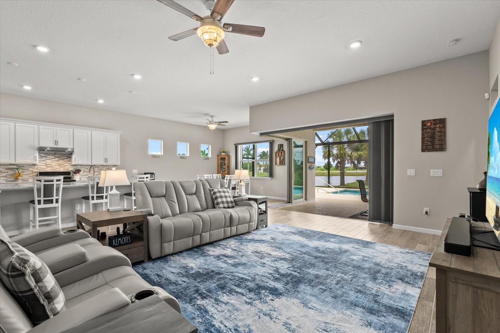 Listing photo id 13 for 8510 Coastal Palms Glen