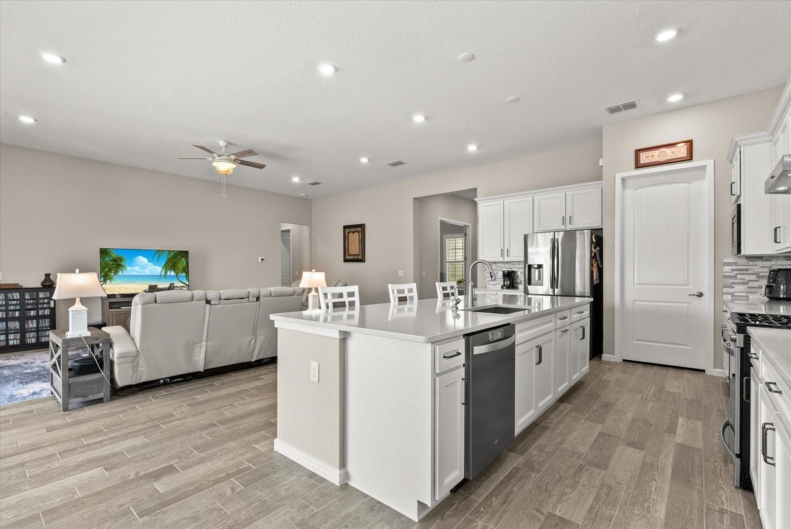 Listing photo id 16 for 8510 Coastal Palms Glen
