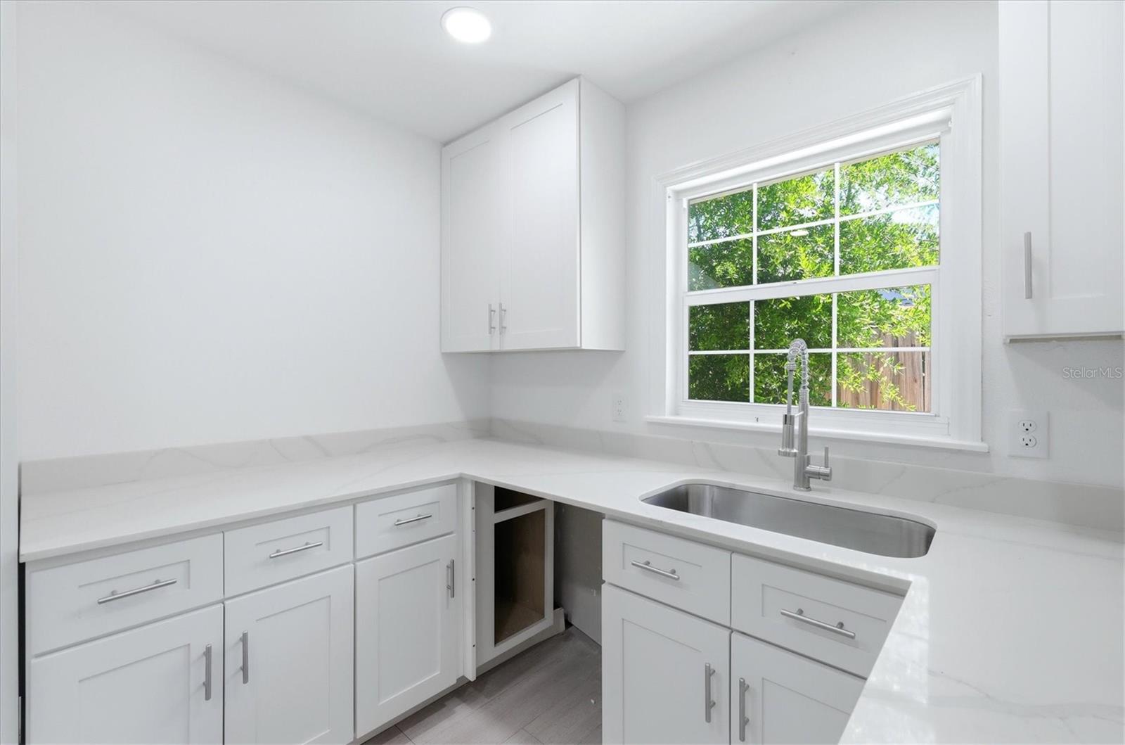 Image 14 of 49 For 2901 Poplar Street