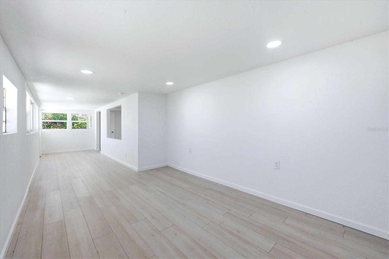 Image 27 of 49 For 2901 Poplar Street