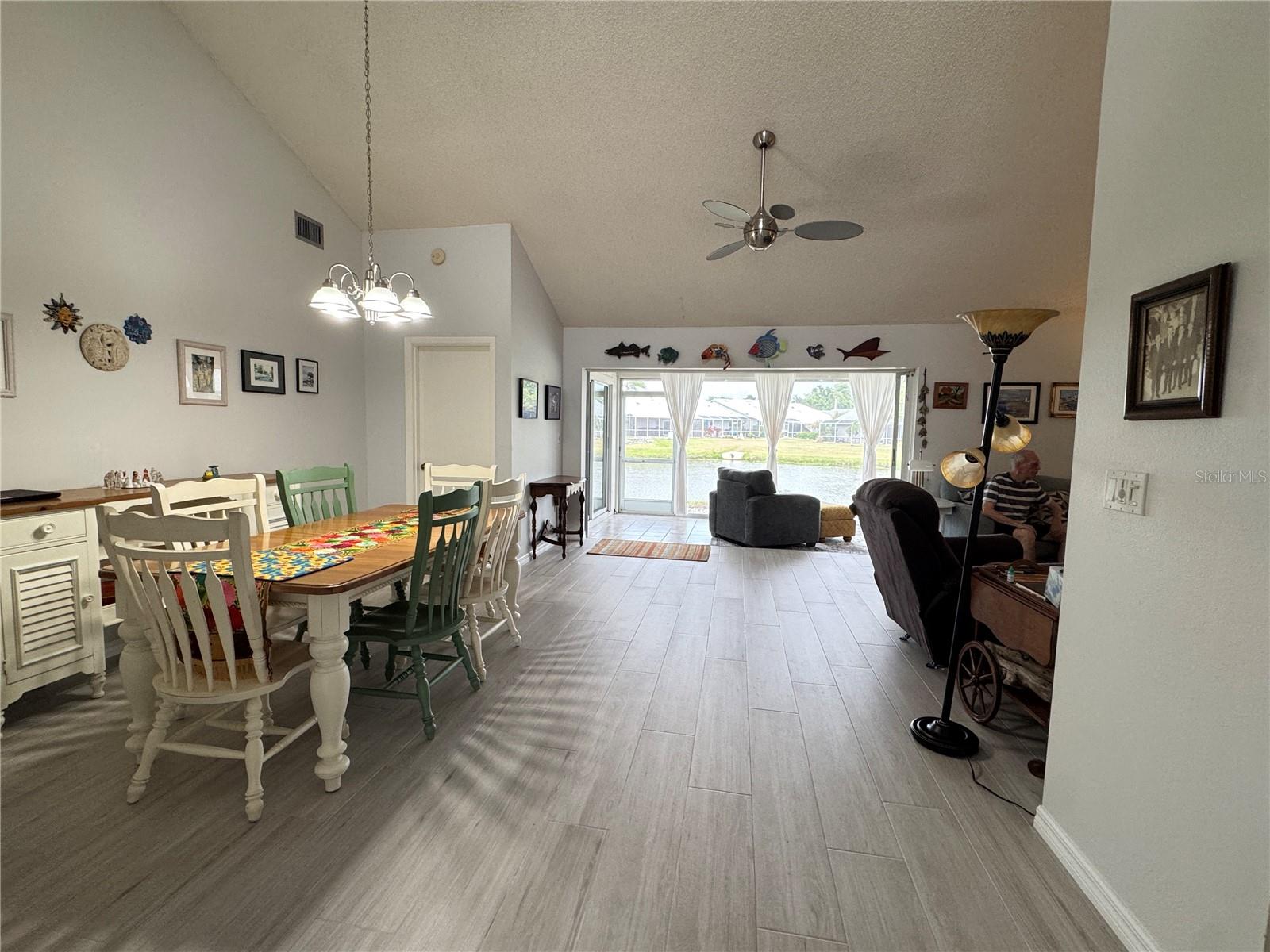 Image 4 of 18 For 5371 Crestlake Boulevard 68