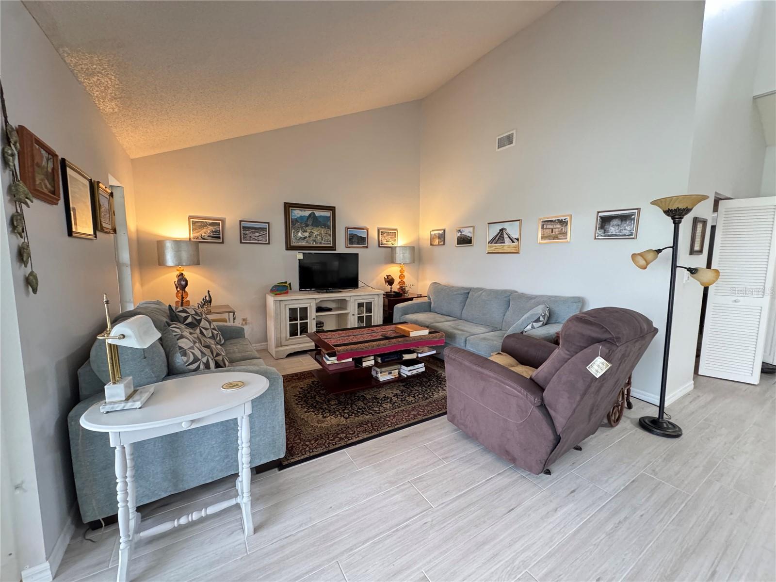 Image 5 of 18 For 5371 Crestlake Boulevard 68