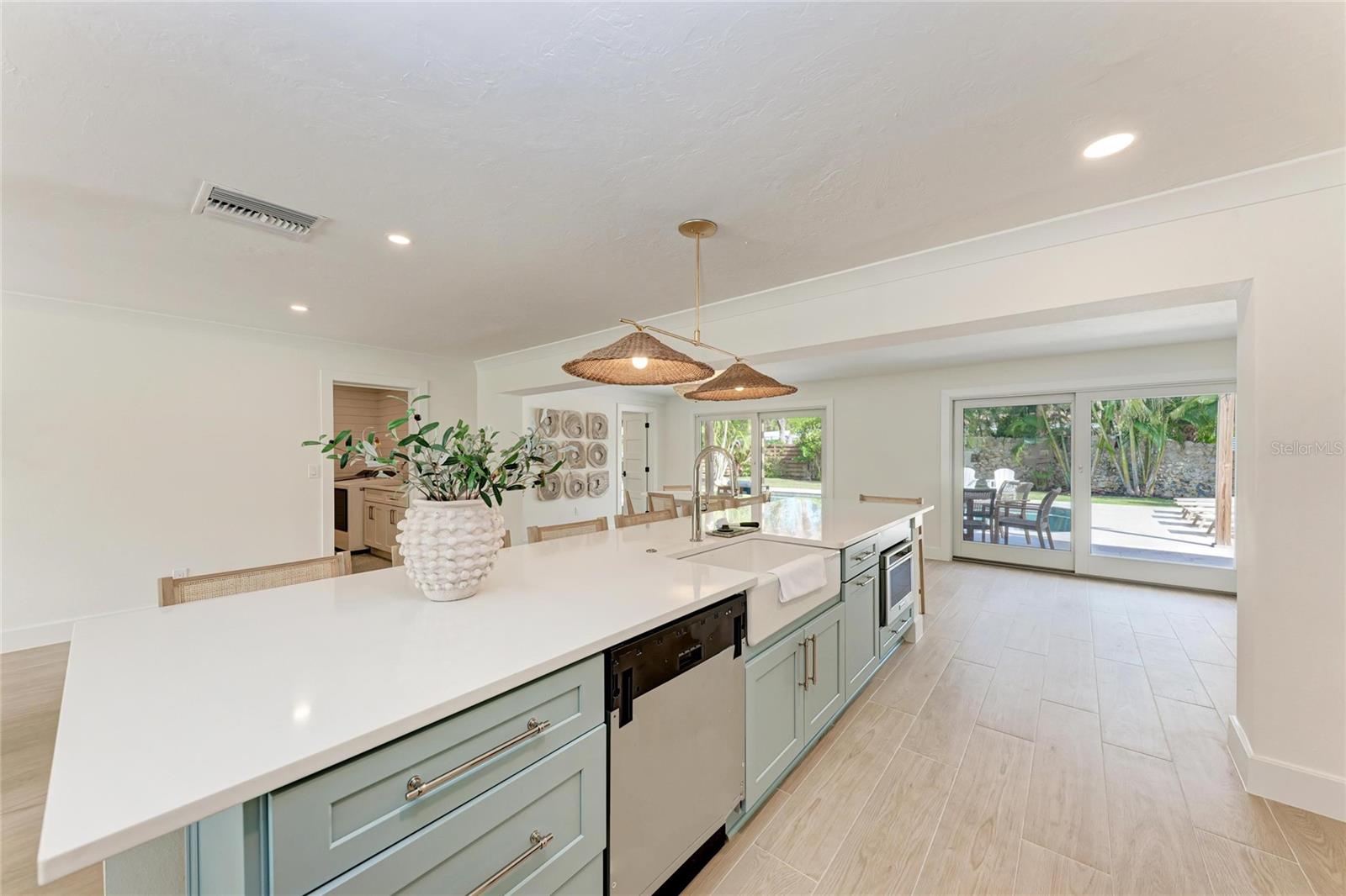 Image 17 of 53 For 431 Island Circle