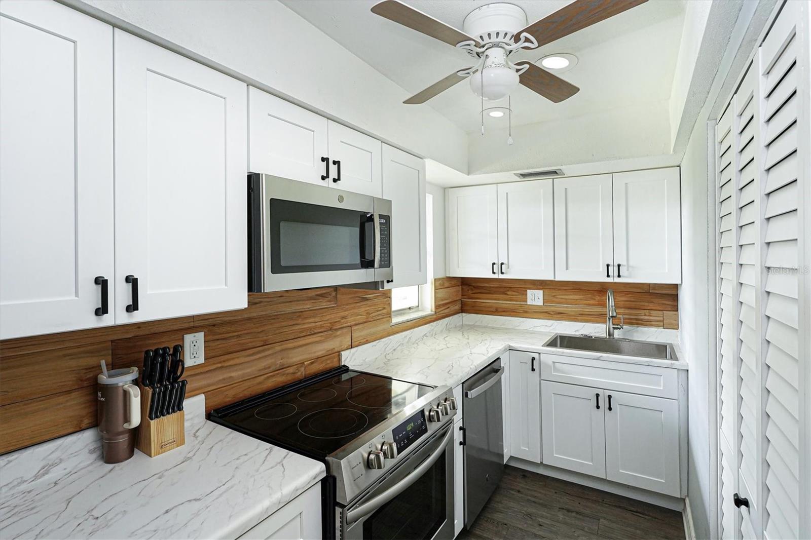 Image 7 of 21 For 6100 12th Street S 220