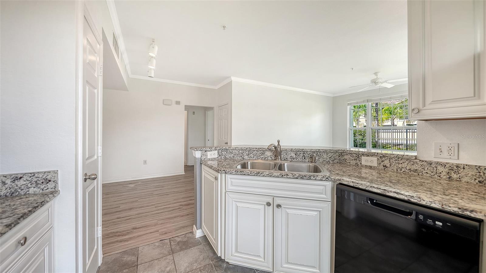 Image 16 of 45 For 5501 Rosehill Road 105