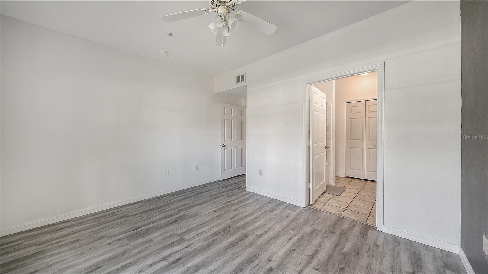 Image 21 of 45 For 5501 Rosehill Road 105