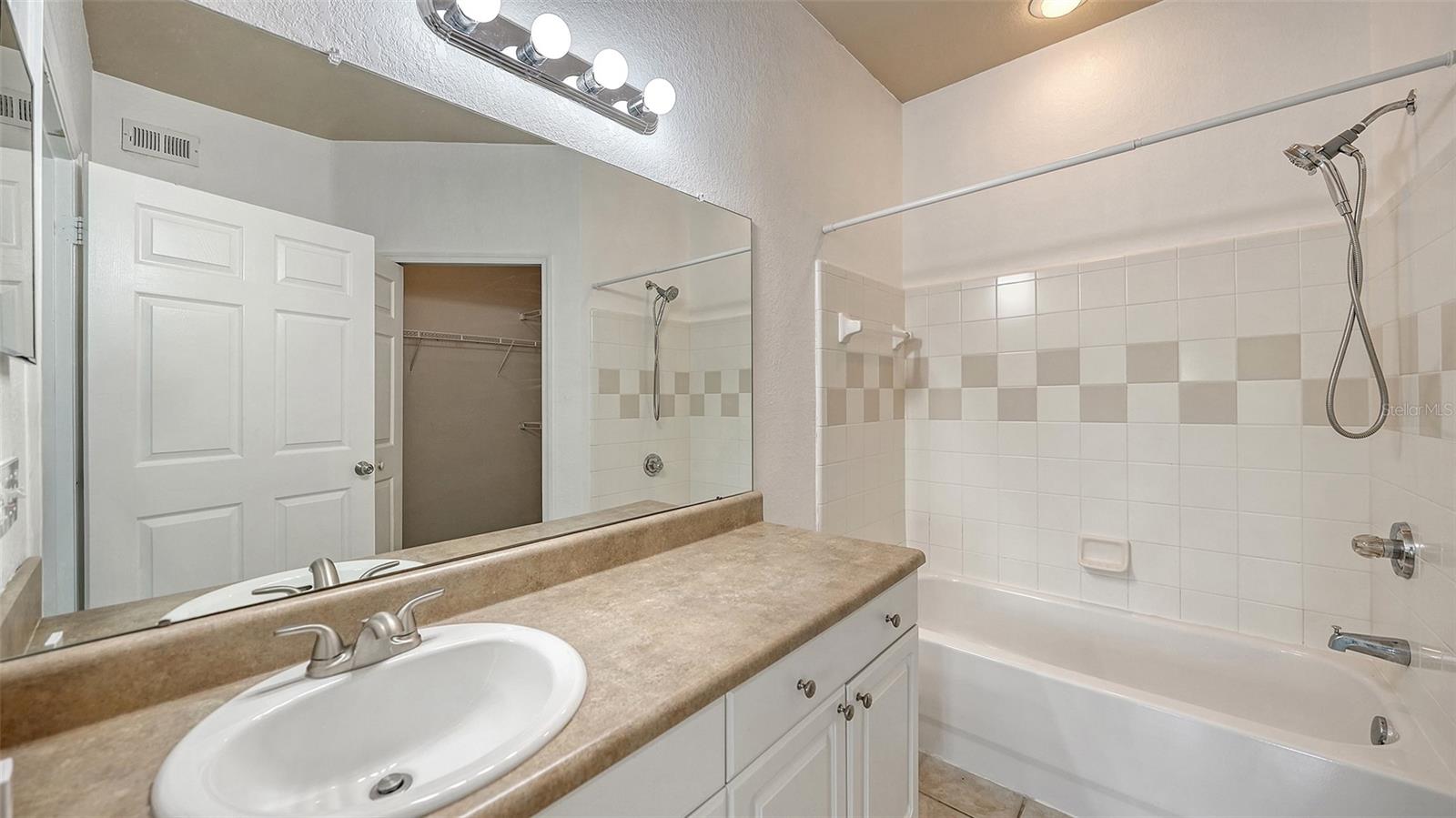 Image 32 of 45 For 5501 Rosehill Road 105