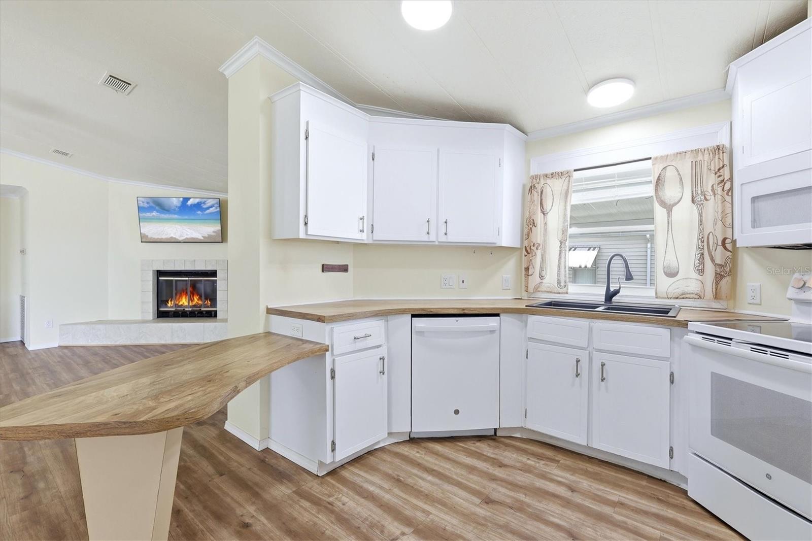 Image 10 of 47 For 4308 13th Street E
