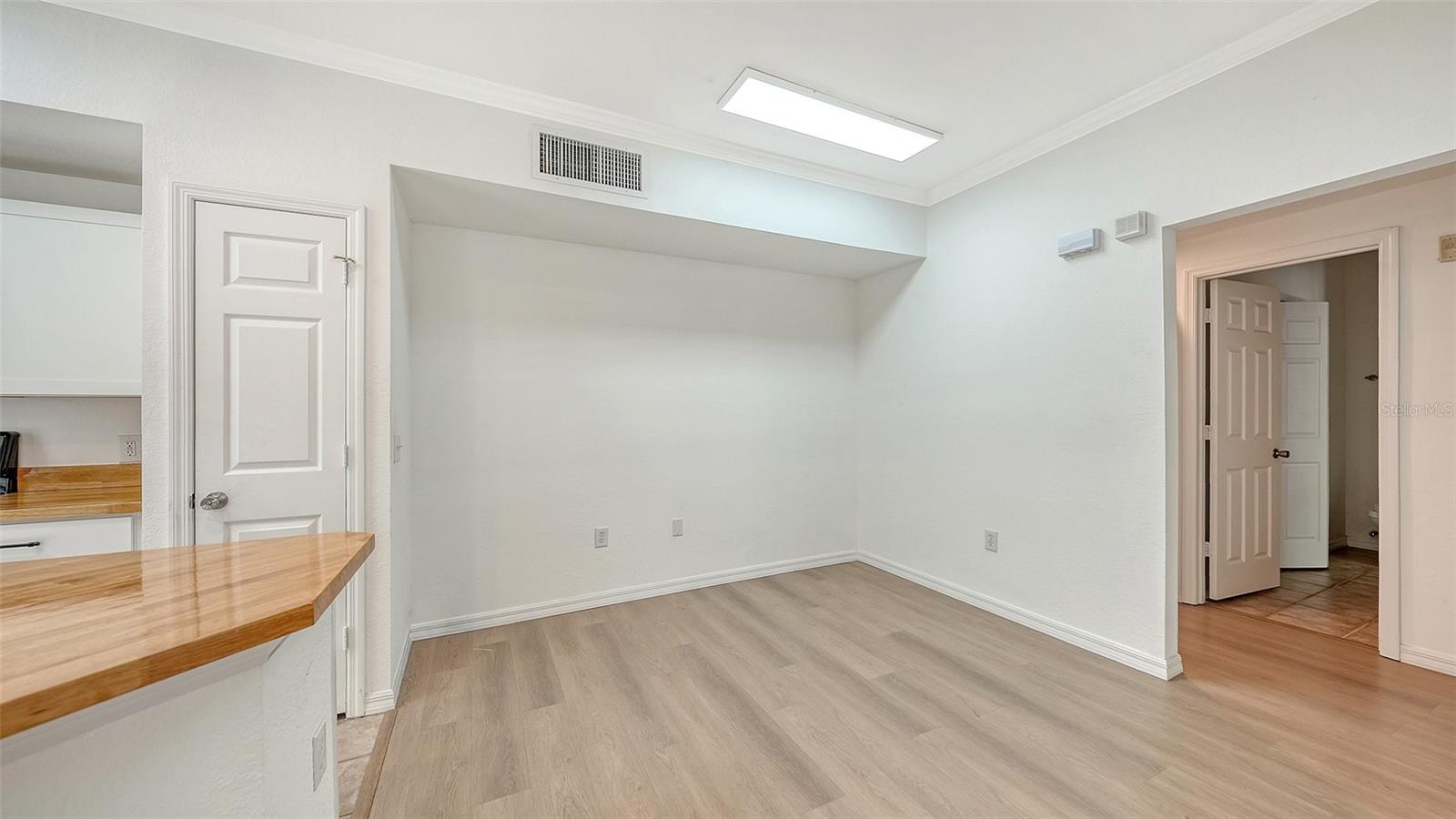 Image 12 of 53 For 5561 Rosehill Road 104