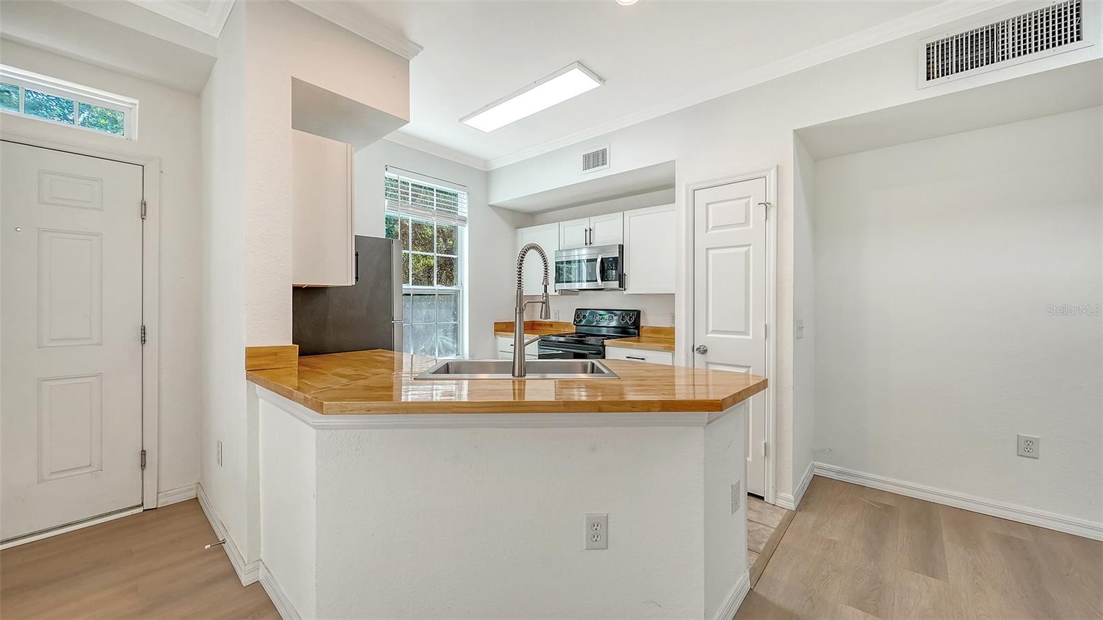 Image 13 of 53 For 5561 Rosehill Road 104